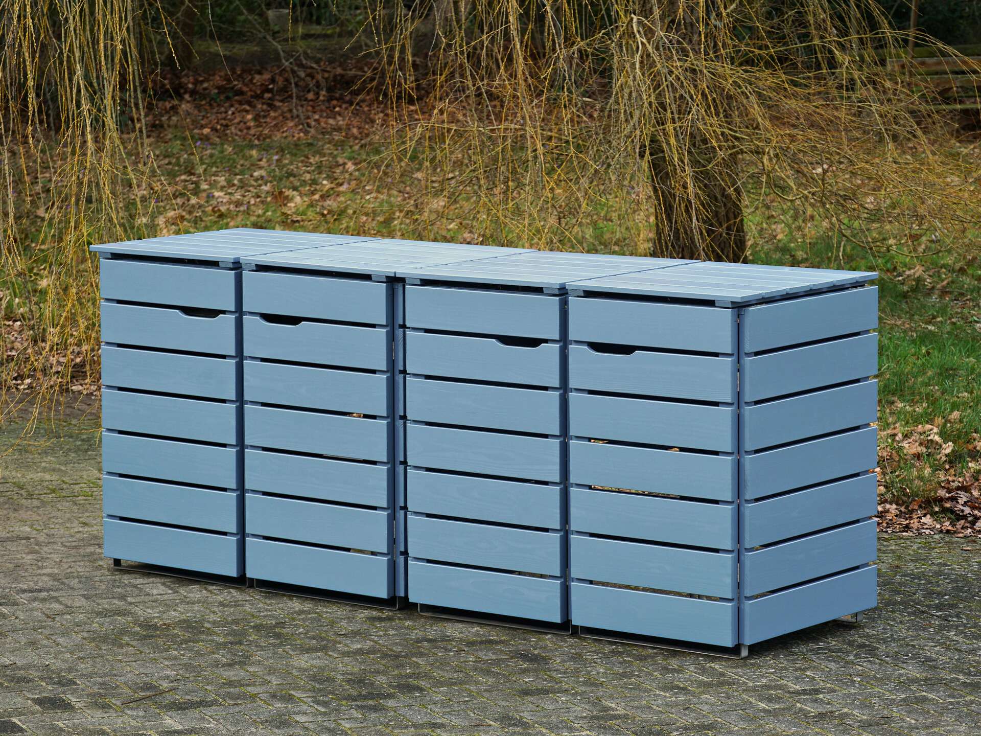 4er Mülltonnenbox in Taubenblau, von vorn rechts, geschlossen