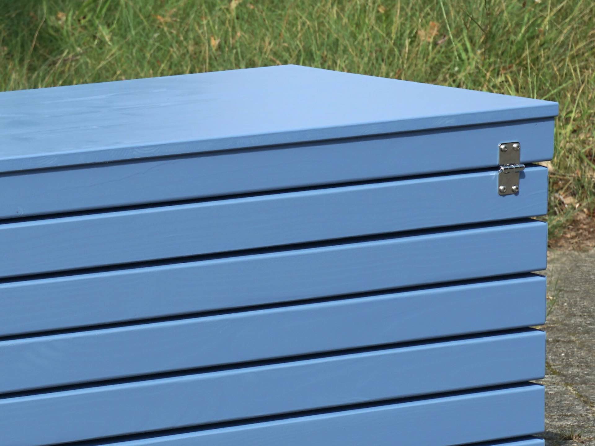 Rückseite der Gartenbox in Taubenblau – mit Scharnier aus Edelstahl	