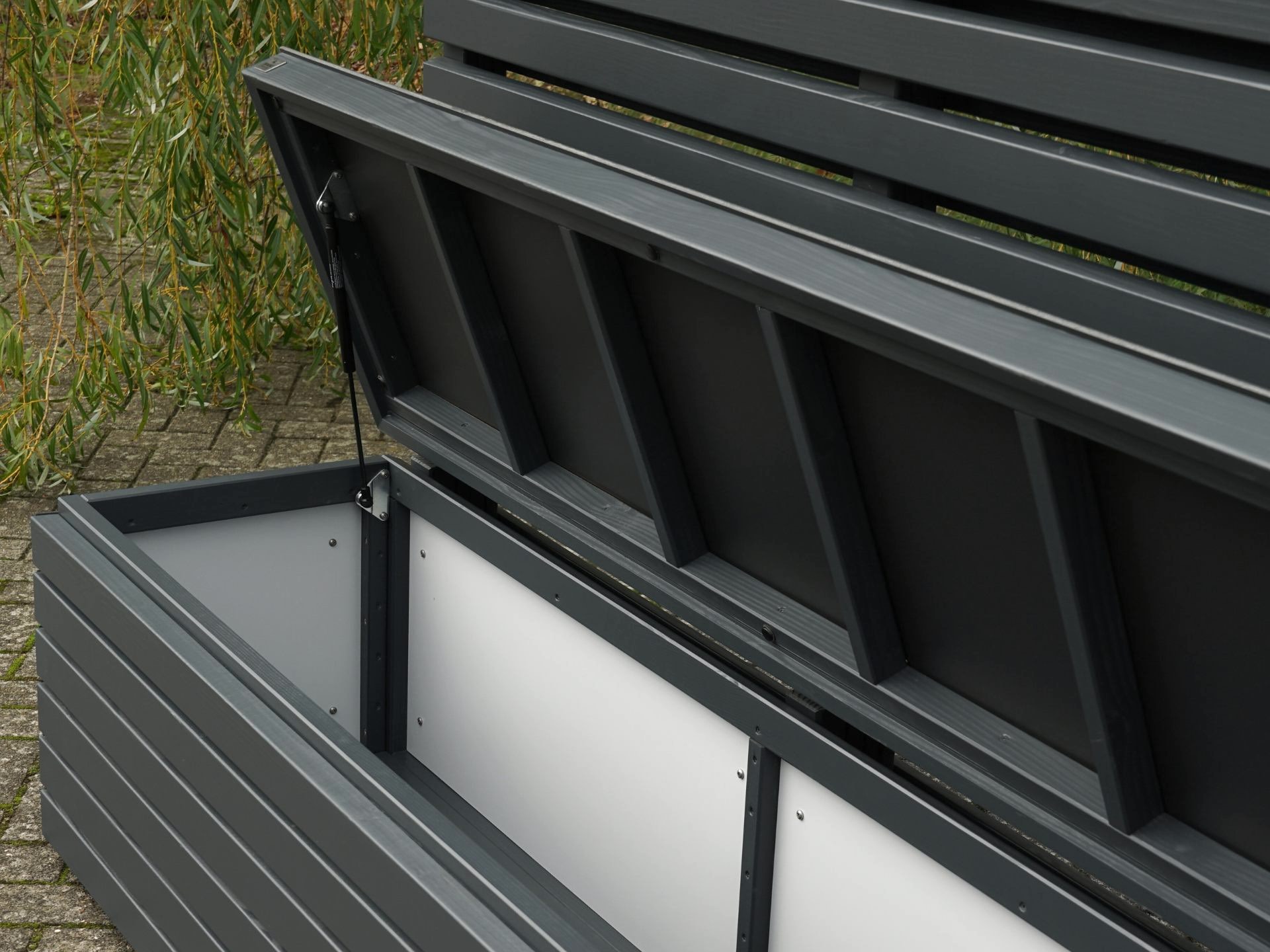 Innenansicht der Gartenbox Rhombus 180 in Anthrazit – mit Gasdruckfeder für komfortables Öffnen und sichere Deckelhalterung