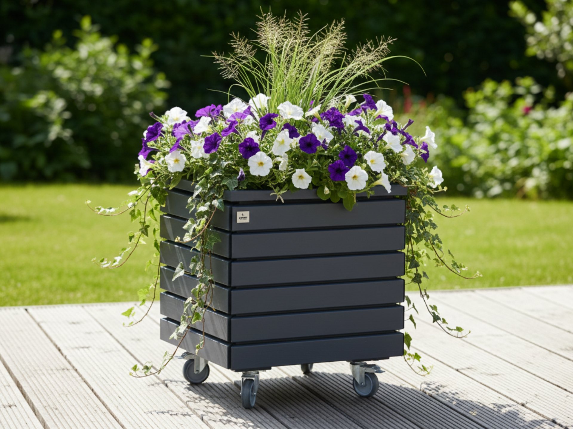 Kompakter Pflanzkübel Rhombus XS in Anthrazit für die Begrünung kleiner Flächen auf Balkon oder Terrasse.