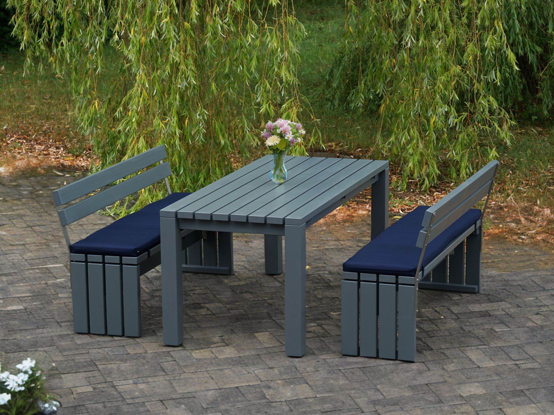 Gartenmöbel-Set Classic aus Douglasie basaltgrau mit dunkelblauen Polstern, Gesamtansicht von schräg oben