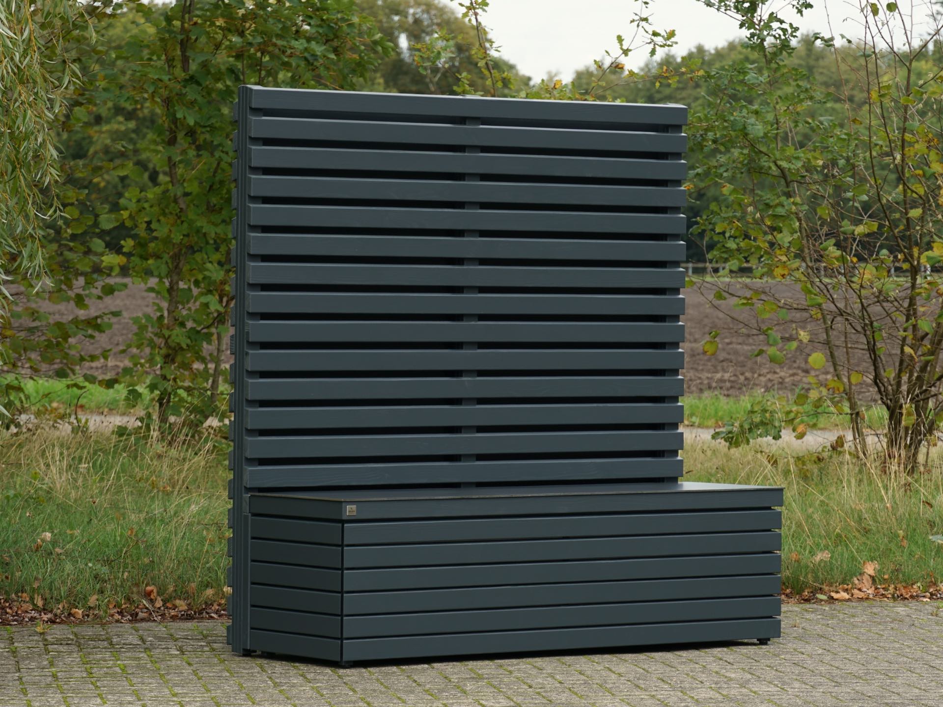 Gesamtansicht der Gartenbox Rhombus 180 in Anthrazit mit Sichtschutz A30B – starker Sichtschutz, beidseitig verkleidet, Sitzfläche mit Polster in Sand