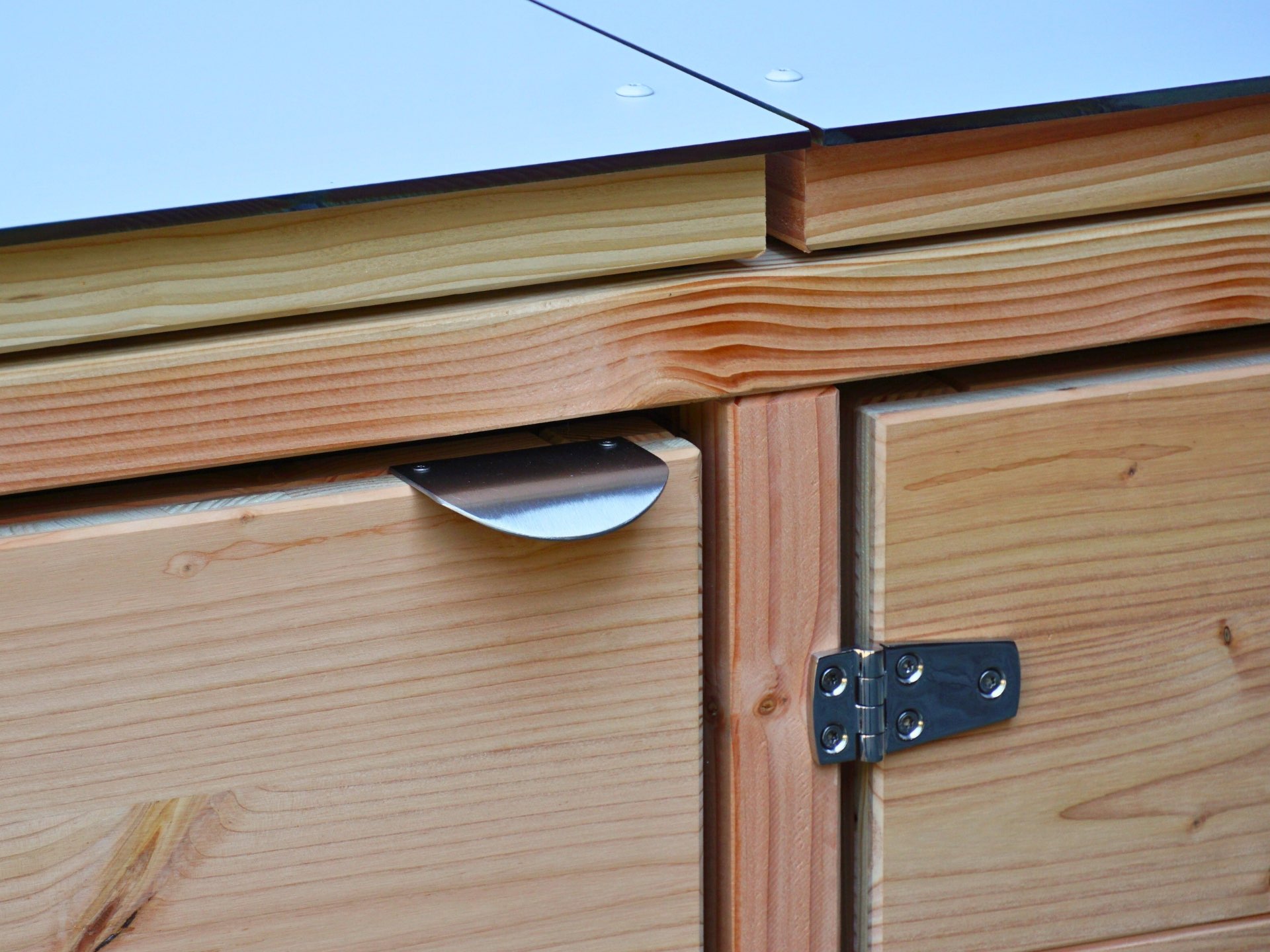 2er Mülltonnenbox Cubus 120 L – Kantengriff und Scharnier aus Edelstahl – Detailansicht