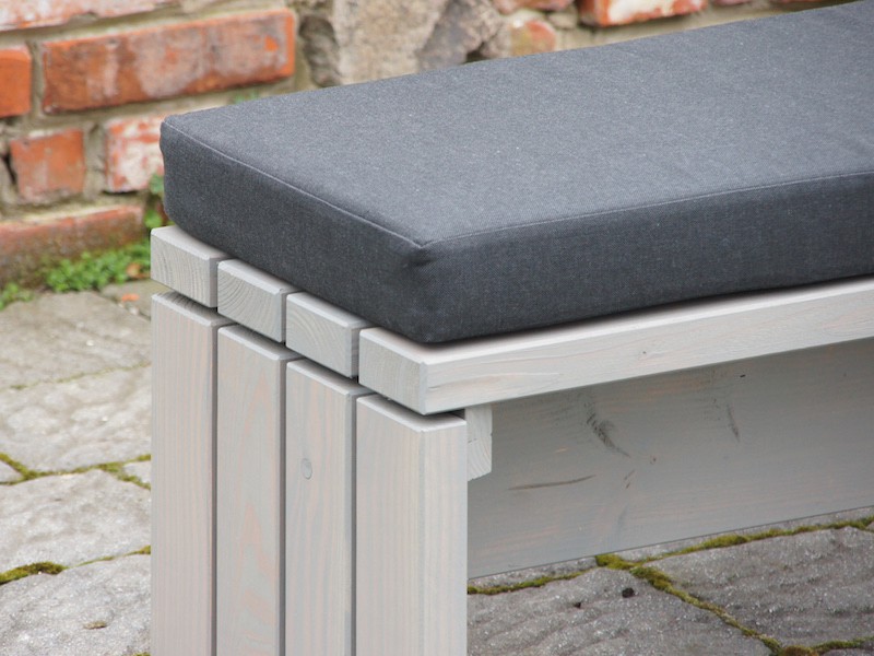 Lounge Bank 180 in Grau Geölt mit massiven Bohlen und 80 mm starkem Polster in Anthrazit – Detail