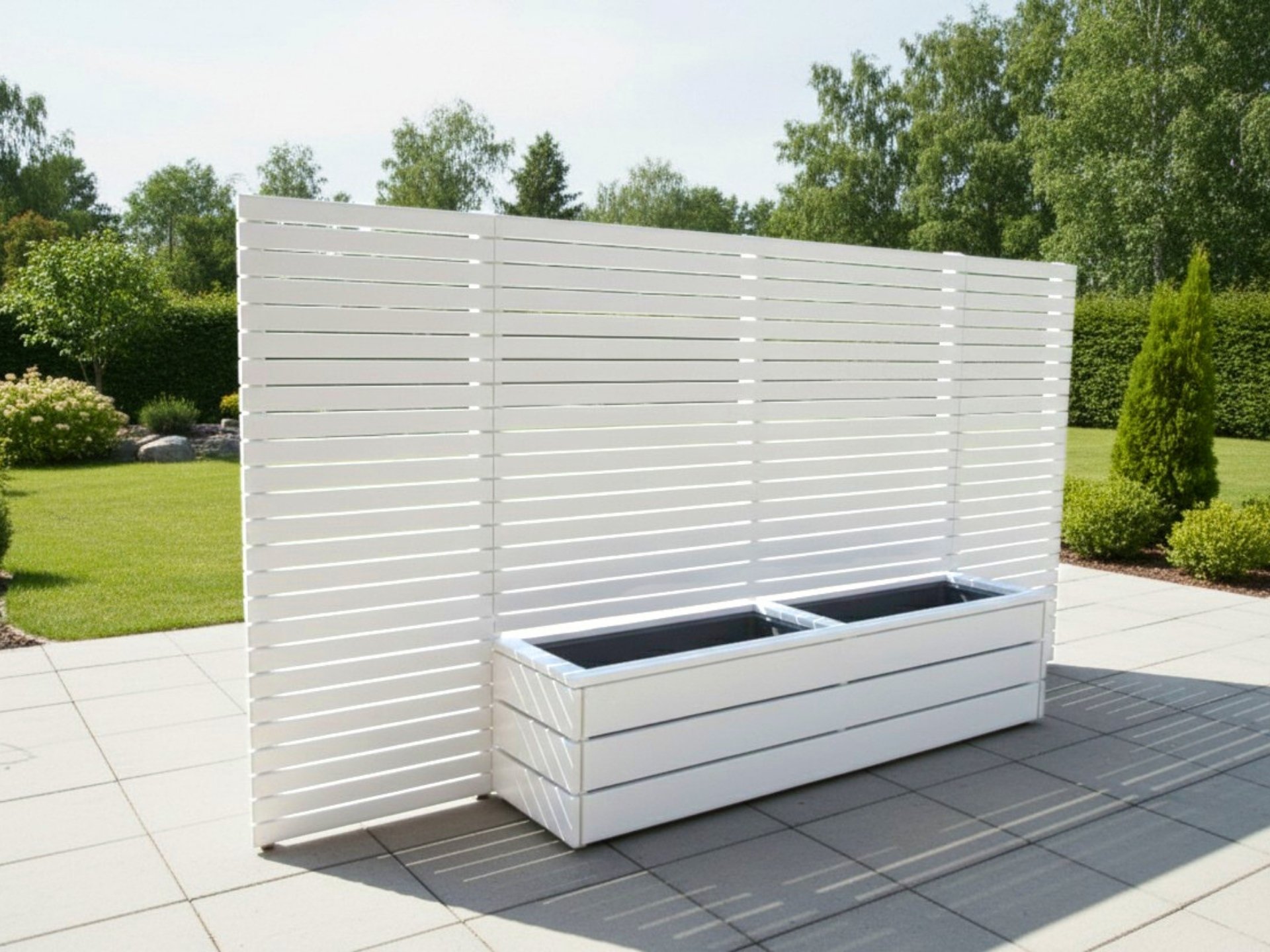 Weißer Pflanzkasten 2L mit Sichtschutz und zwei herausnehmbaren Kunststoff-Pflanzeinsätzen, ideal für dekorative Begrünung im Außenbereich.