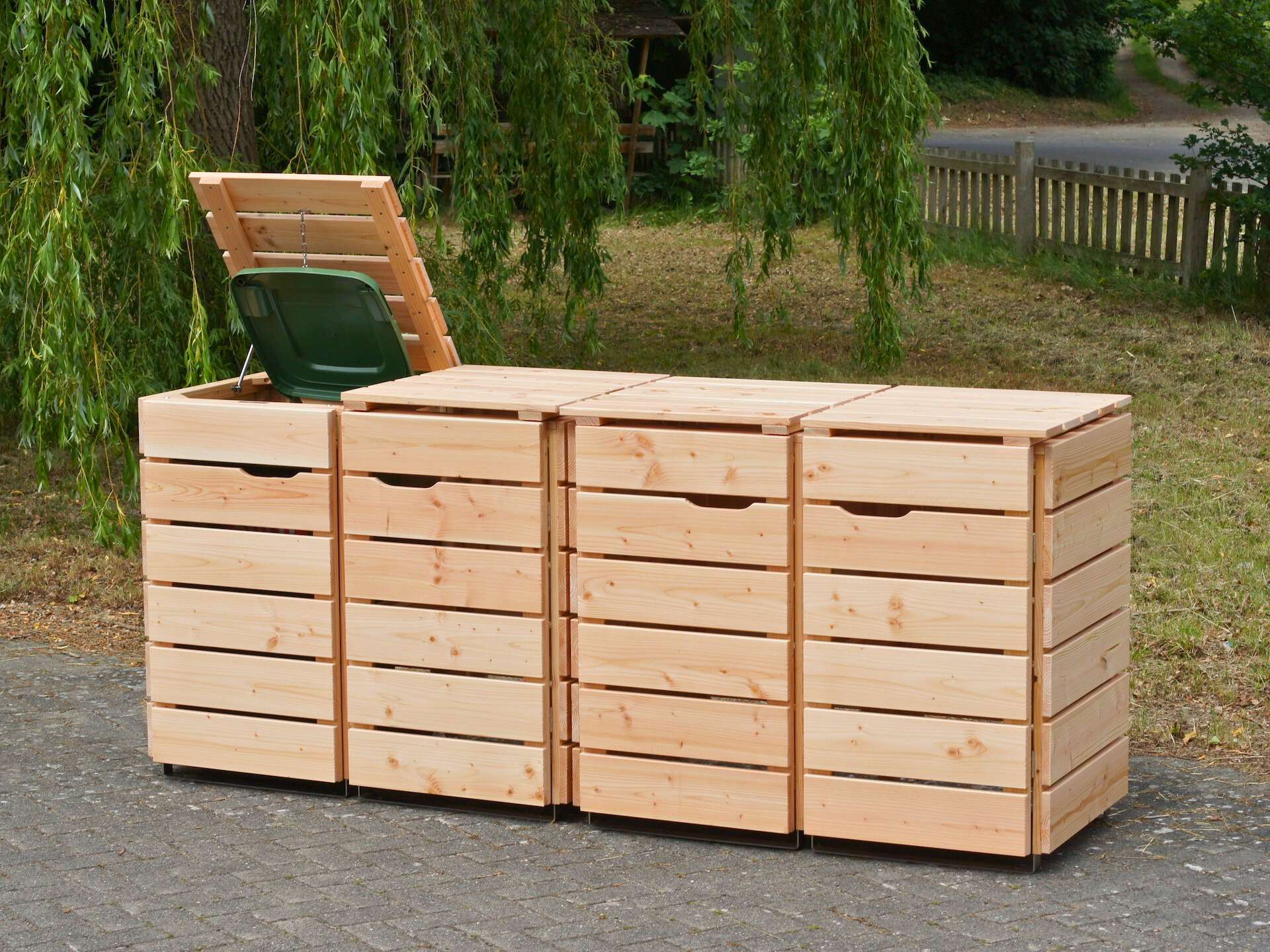 4er Mülltonnenbox in Natur-Holz, von vorn rechts, linker Deckel geöffnet