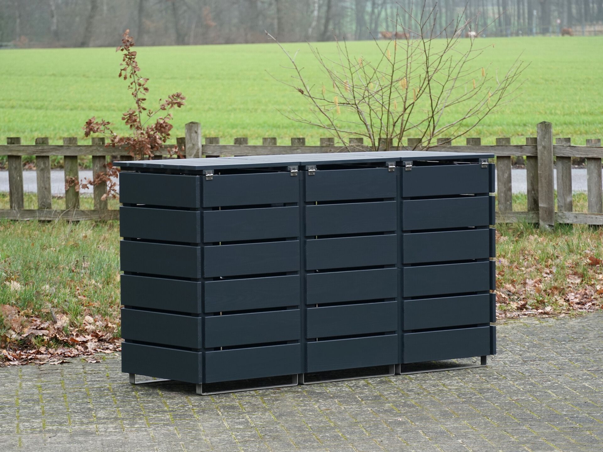 3er Mülltonnenbox in Anthrazit, geschlossen, von hinten links