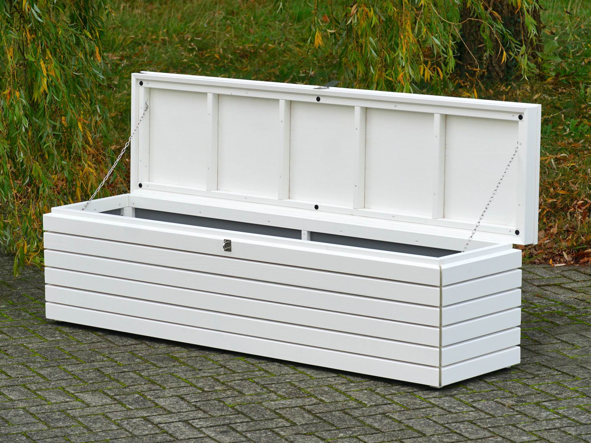 Gartenbox geöffnet – Blick von vorn rechts mit sichtbarem Innenraum	