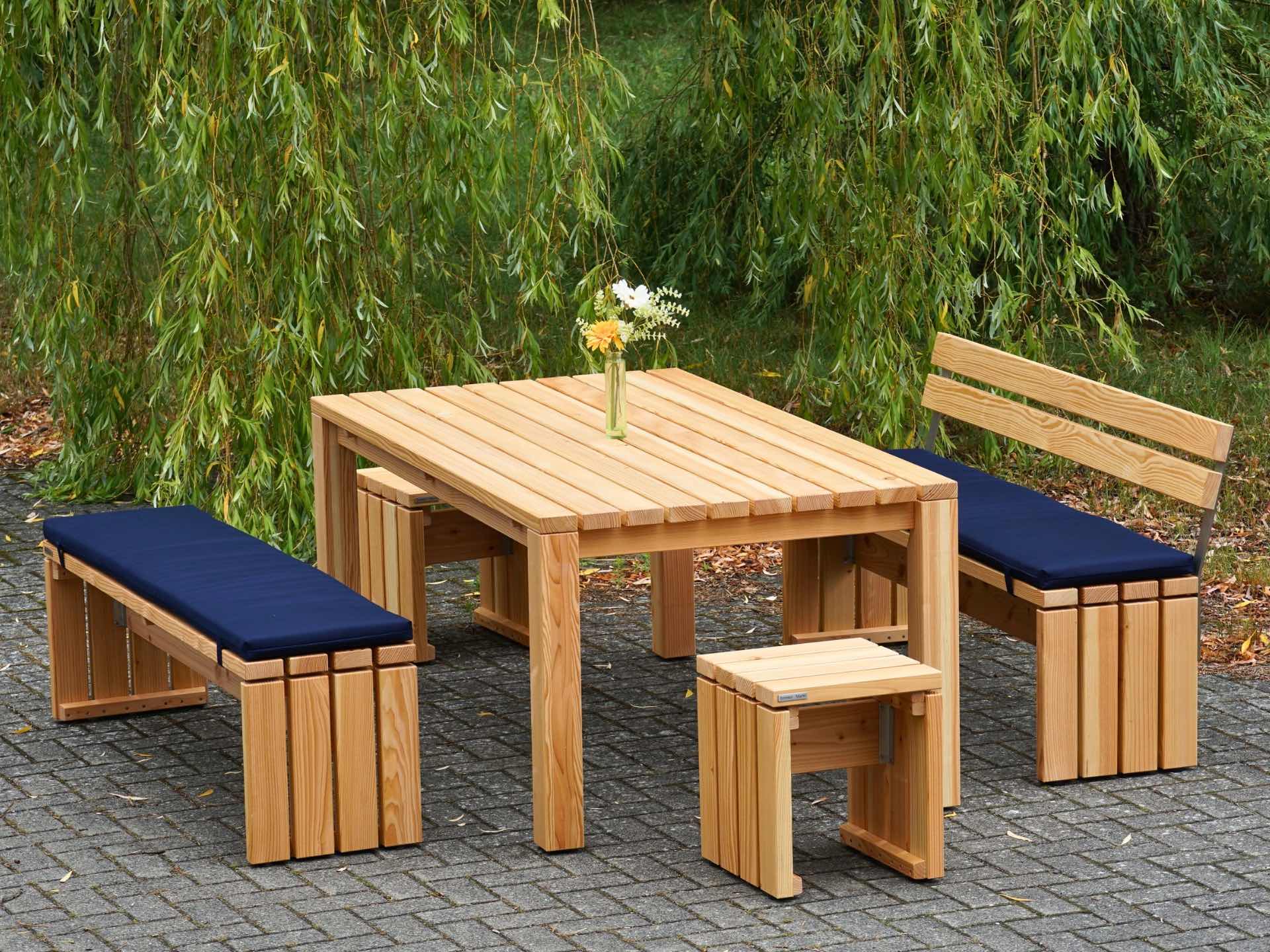 Gartenmöbel Set in Natur Geölt mit dunkelblauen Polstern – Tisch 180x100 cm, Bänke und Hocker auf Terrasse