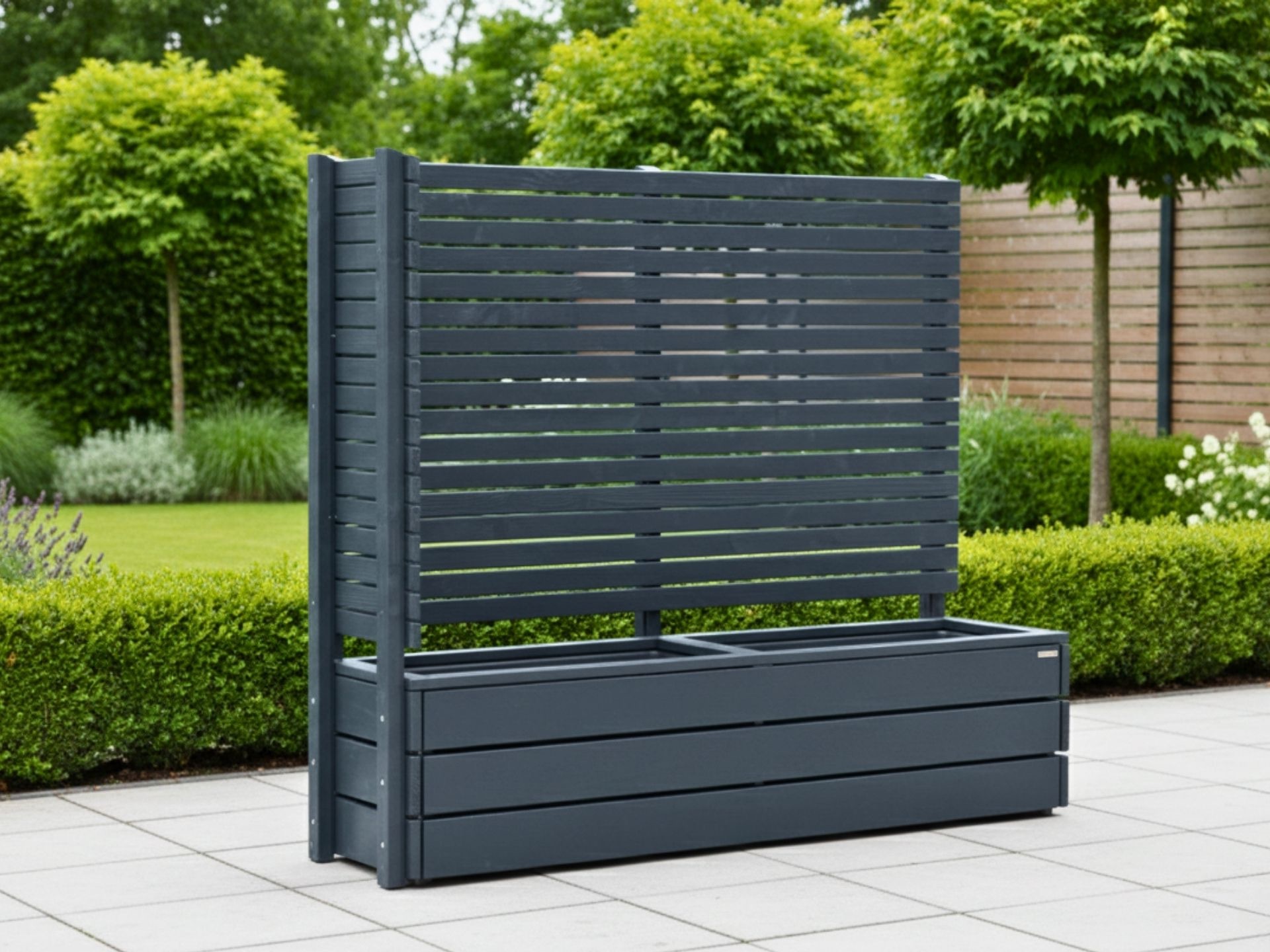 Gesamtansicht des Pflanzkastens Classic 2L mit Eck-Sichtschutz A10 in Anthrazit – von links fotografiert, Rückseite sichtbar