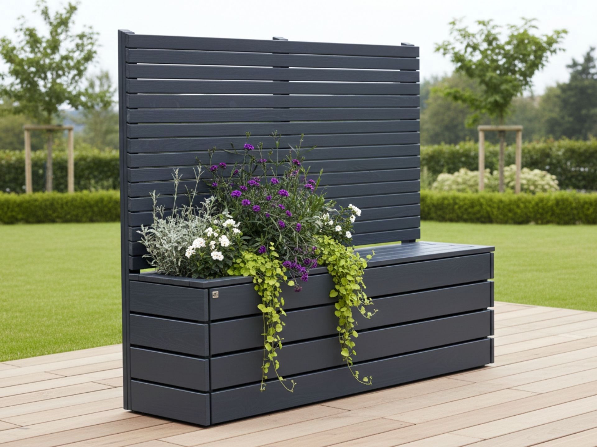 Sichtschutz im Garten in Anthrazit mit integriertem Pflanzkasten und Sitzbank, natürlicher Sichtschutz durch Begrünung.