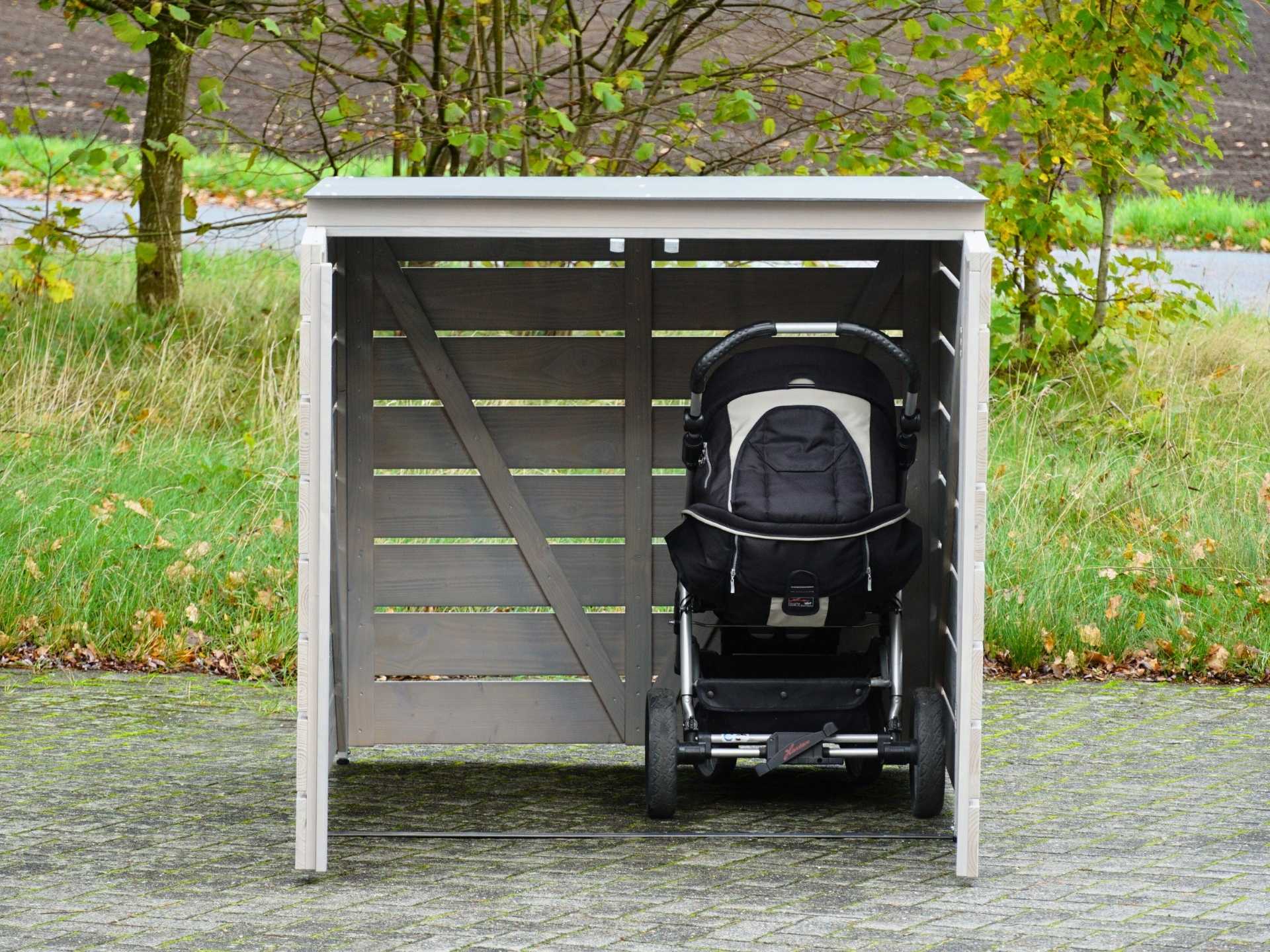 Kinderwagenbox mit geöffneten Türen – bietet Platz für zwei Kinderwagen oder drei Buggys