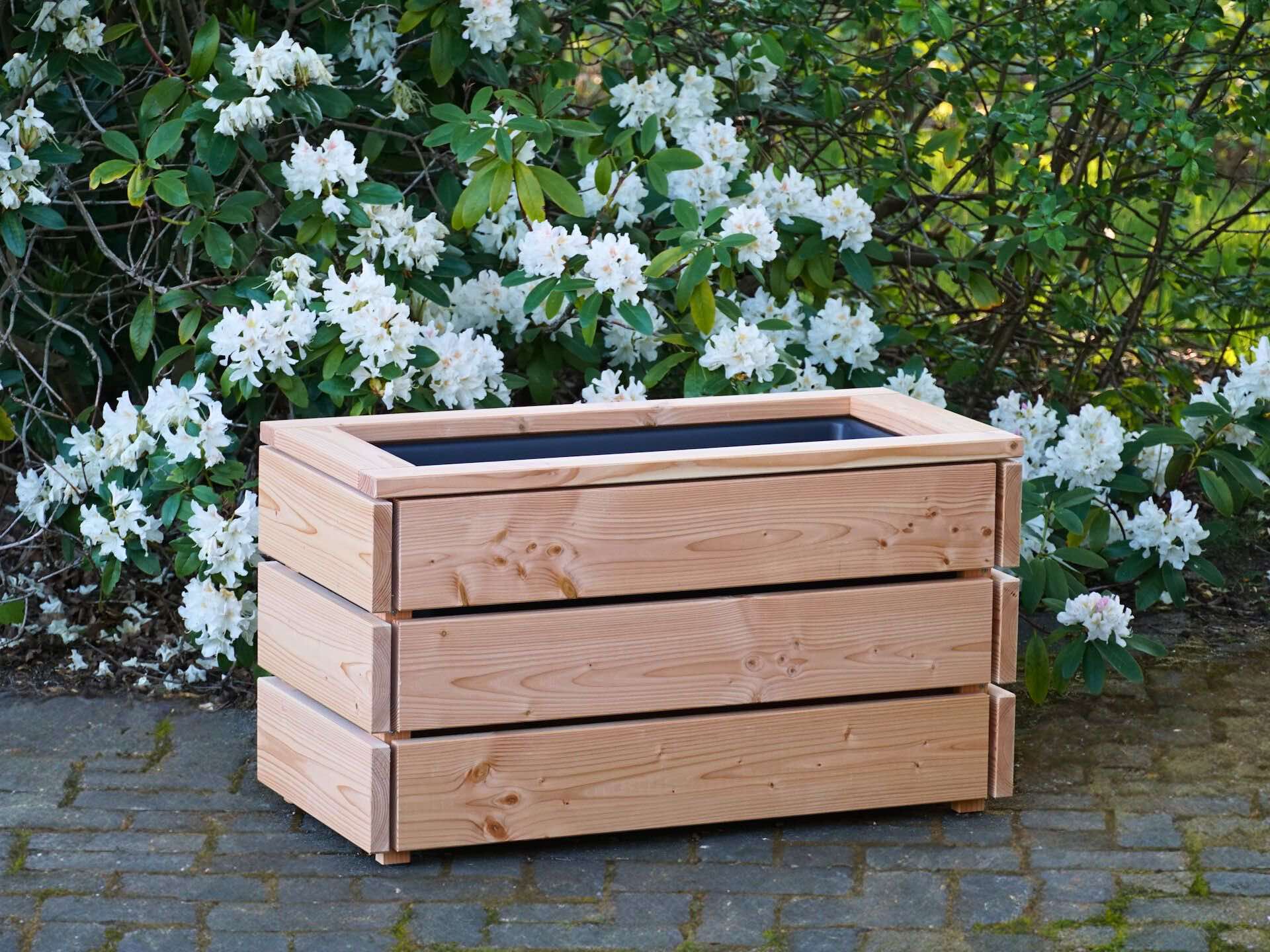 Kleiner Pflanzkasten Classic Douglasie Natur – von vorn links mit Pflanzen