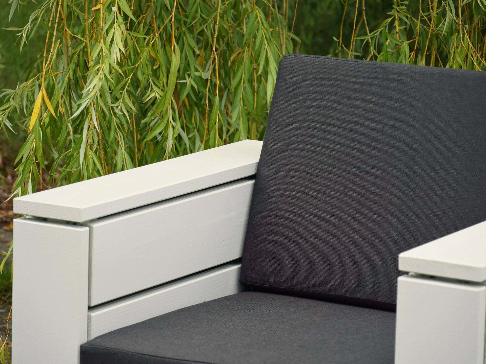 Lounge Sessel in Lichtgrau – breite Armlehne und bequeme Loungepolster in Anthrazit – Detail