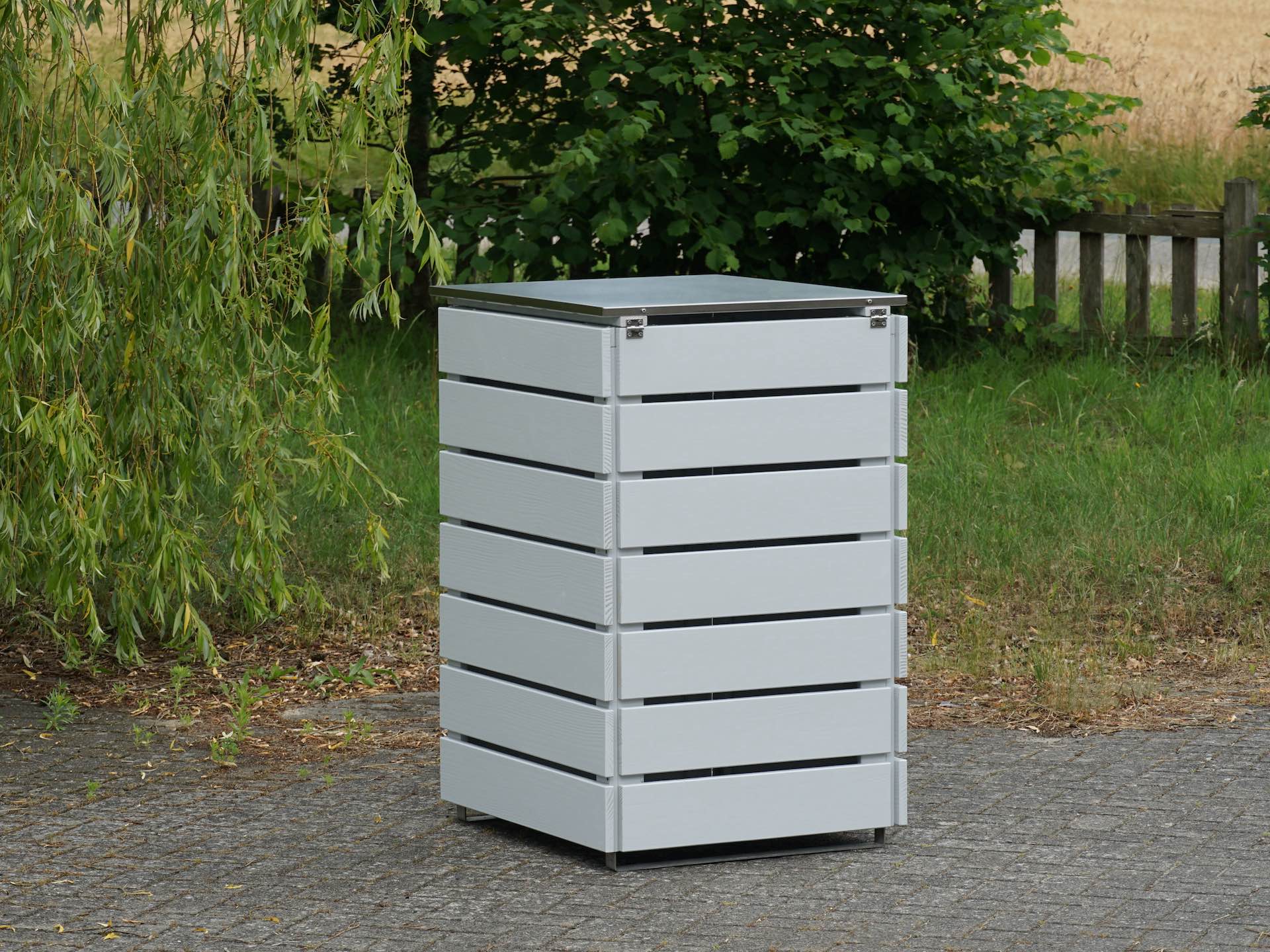 1er Mülltonnenbox in Hellgrau, Rückseite geschlossen