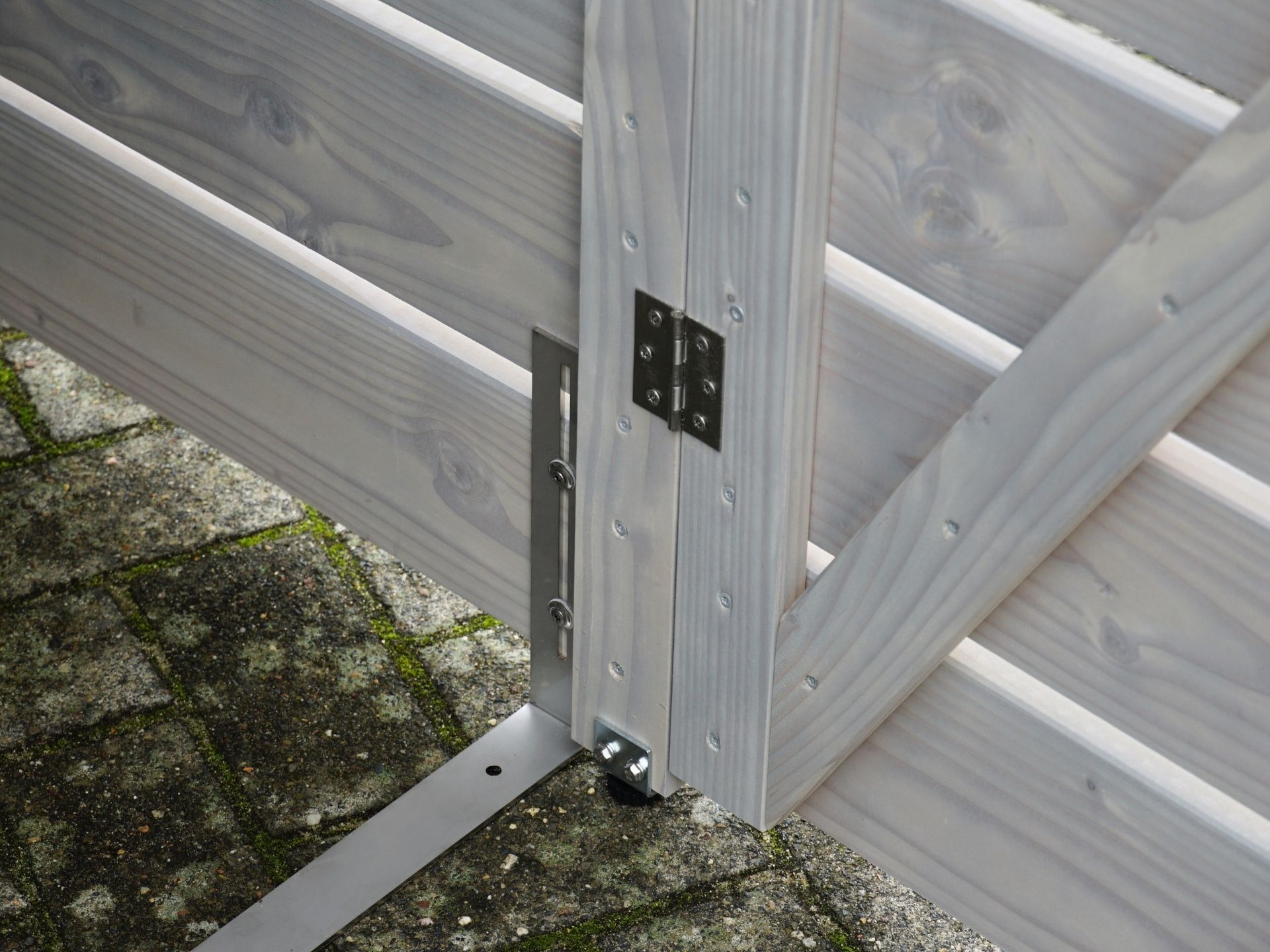 Detailansicht: Kufe, Nivellierfuß und Türscharnier aus Edelstahl – alles robust und wetterfest verarbeitet