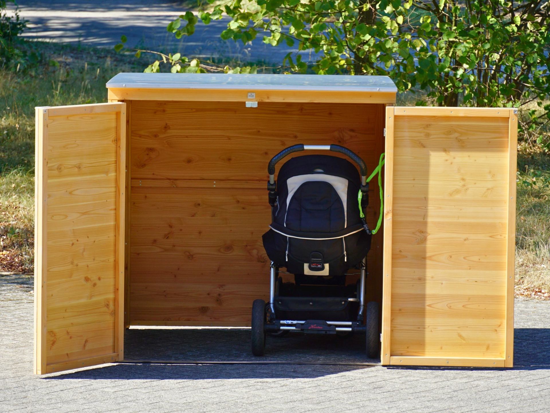 2er Kinderwagenbox Cubus in Natur Geölt mit geöffneten Türen – großzügiger Stellplatz für zwei Kinderwagen