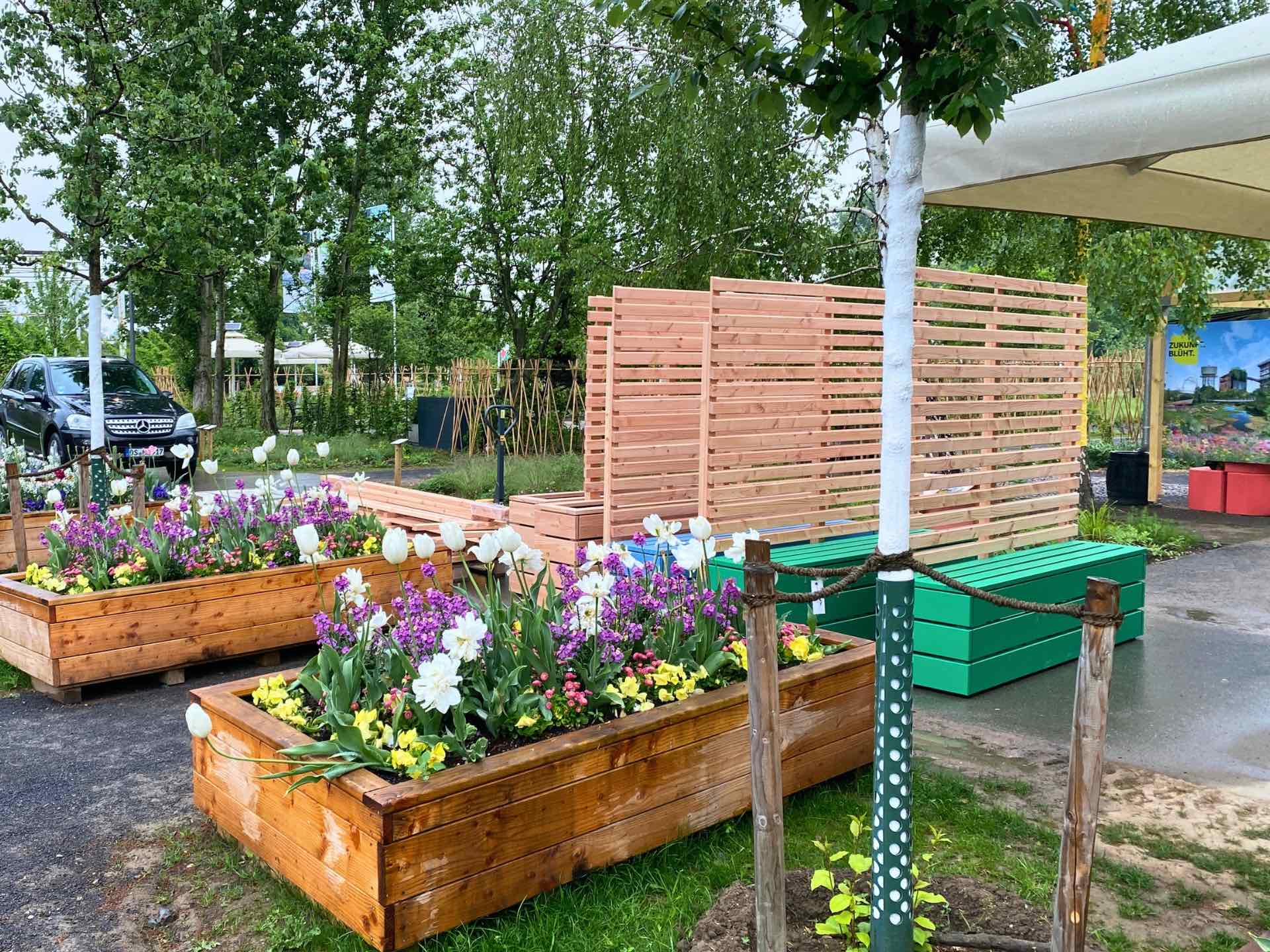 Sichtschutz-Anlage zur Verkleidung von WC-Containern mit Sitzbänken in Verkehrsgrün – Landesgartenschau Neuss 2026
