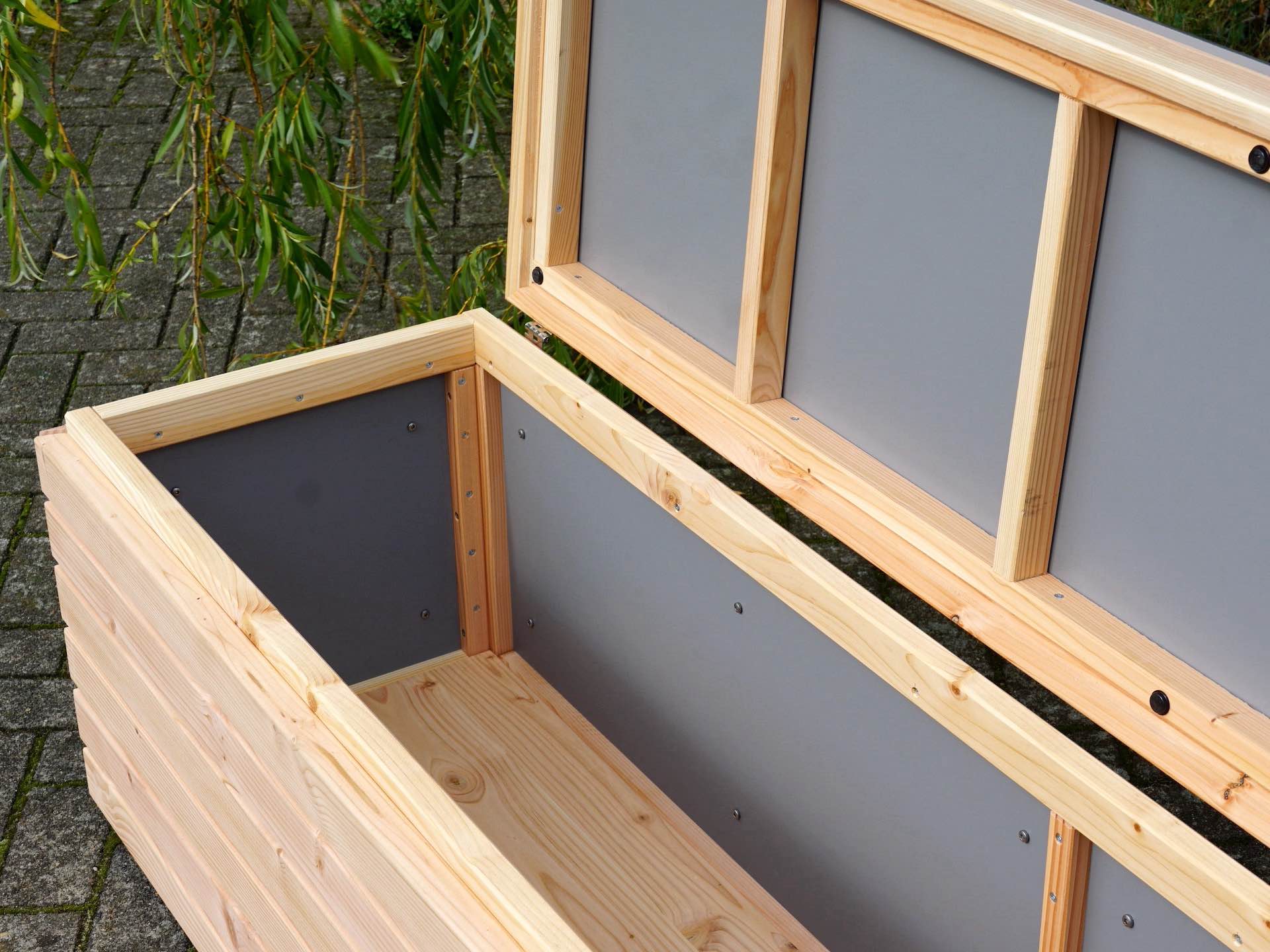 Gartenbox mit HPL-Innenverkleidung – Blick in den Innenraum mit sauber verarbeitetem Holzboden	