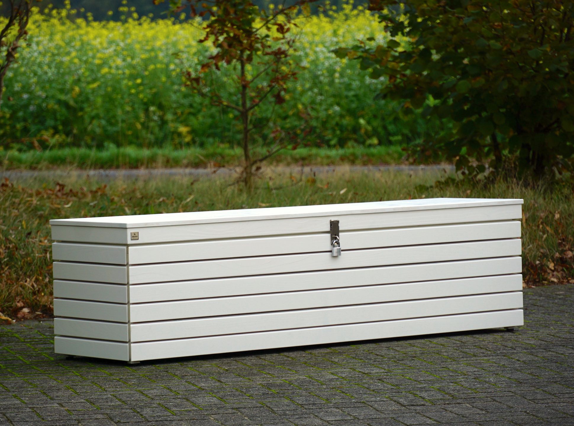 Gartenbox in Weiß – von vorn links mit Massivholzdeckel	