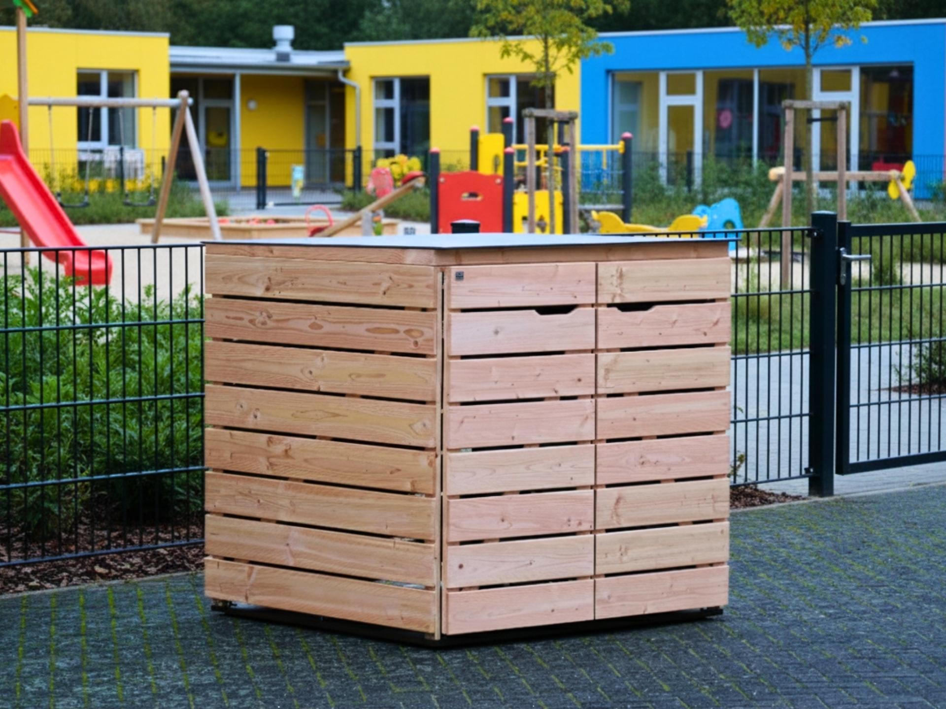 Gesamtansicht der 2er Kinderwagenbox von links – im Eingangsbereich einer Kita platziert