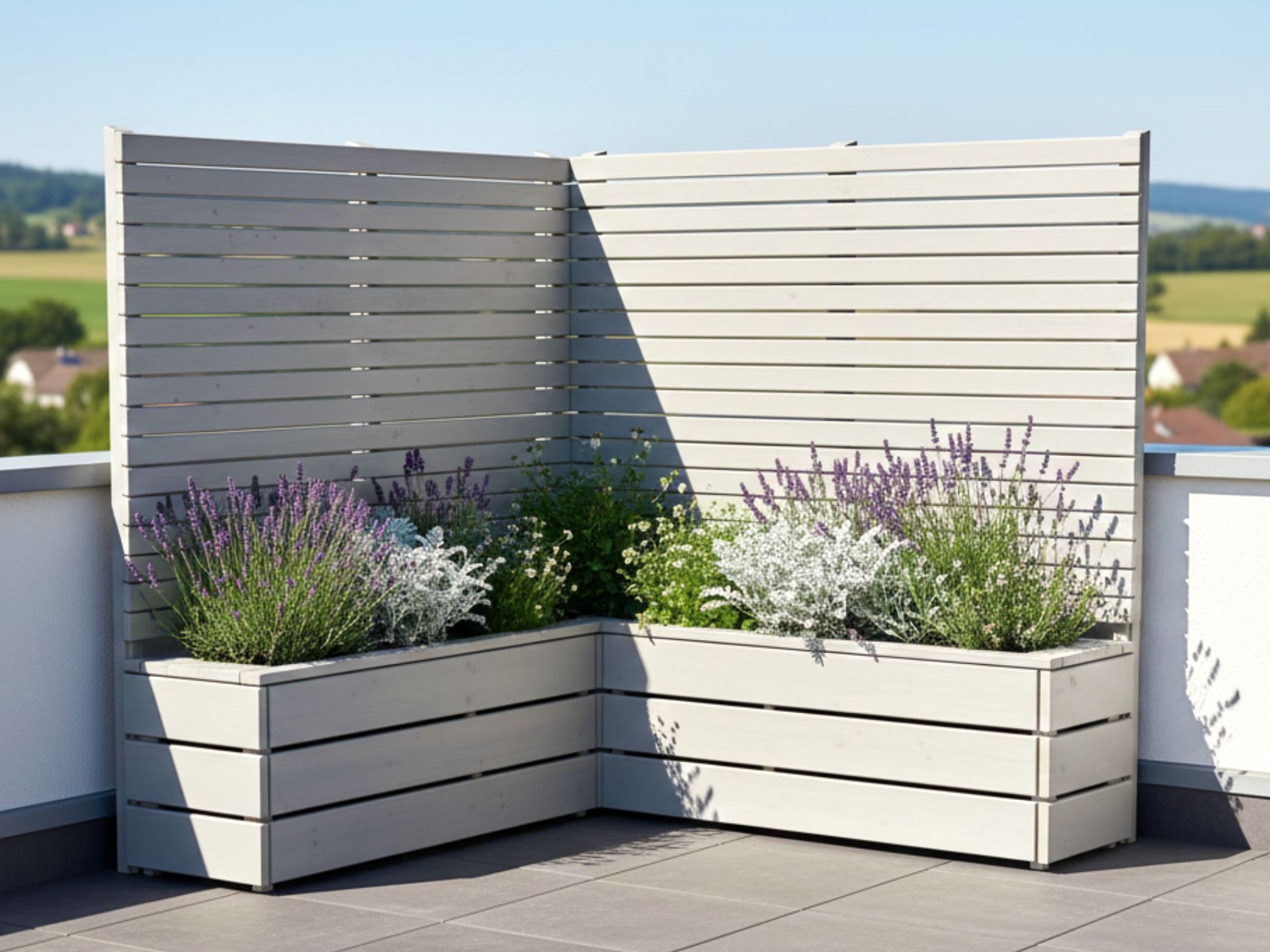 Pflanzkasten-Ecke M mit Sichtschutz in Grau Geölt, ideal als platzsparender Sichtschutz für Balkon oder Dachterrasse.