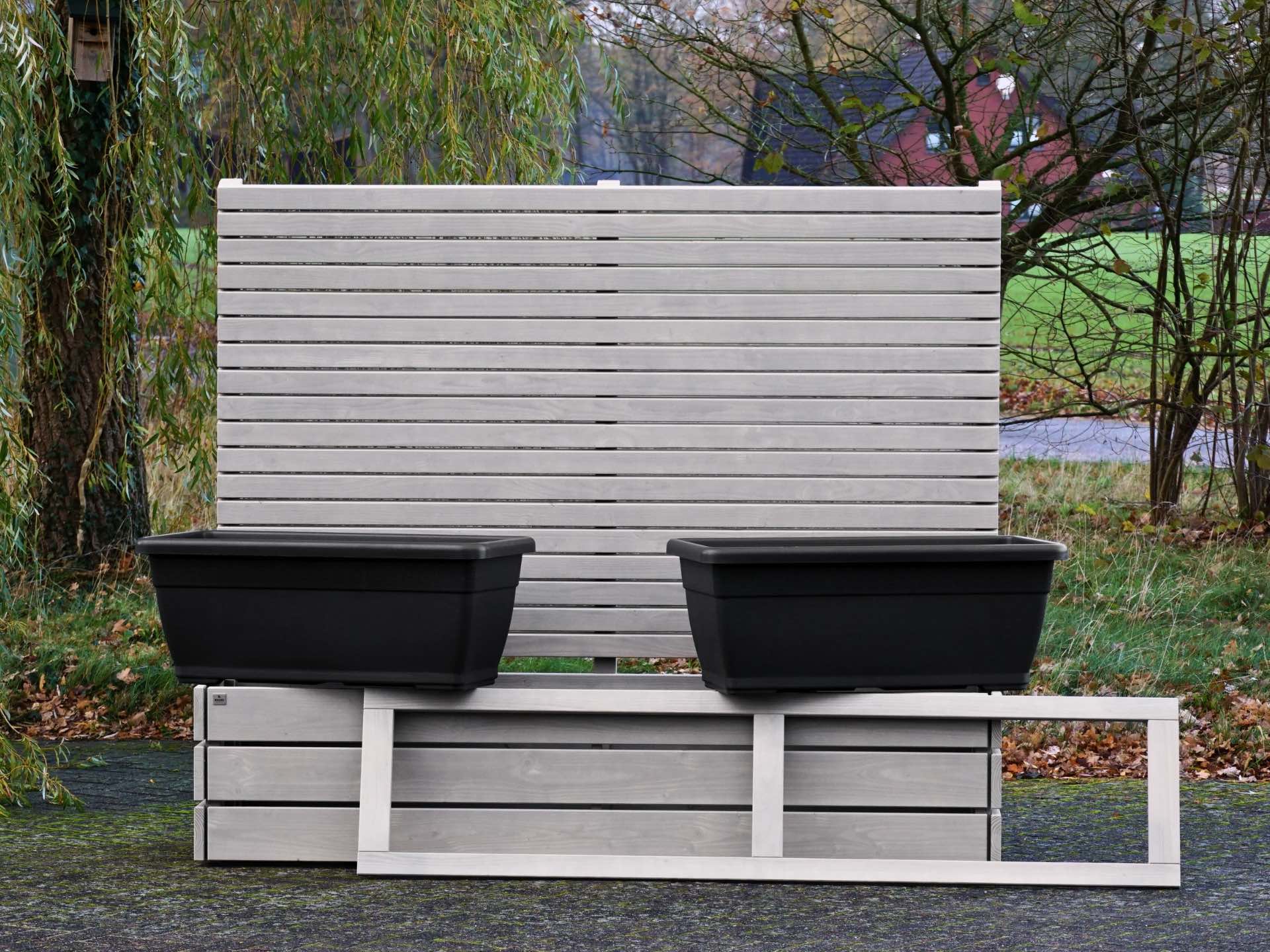 Gesamtansicht des Pflanzkastens Classic 2L mit Sichtschutz A10 in Grau Geölt – mit herausnehmbaren Pflanzeinsätzen und abnehmbarem Rahmen