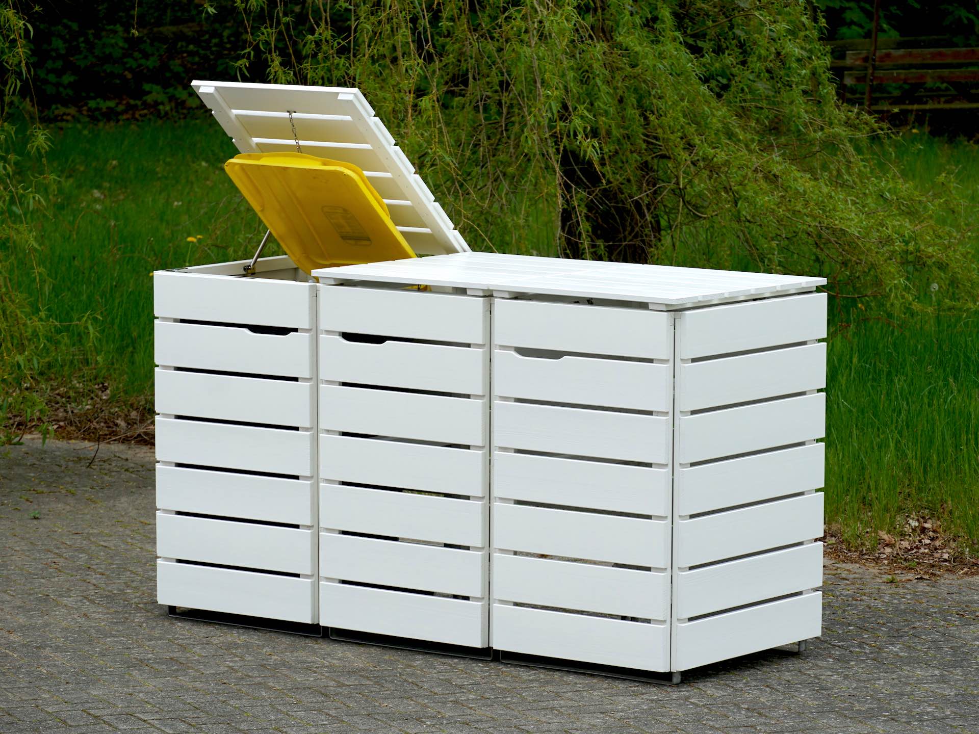 3er Mülltonnenbox in Weiß, von vorn rechts, linker Deckel geöffnet