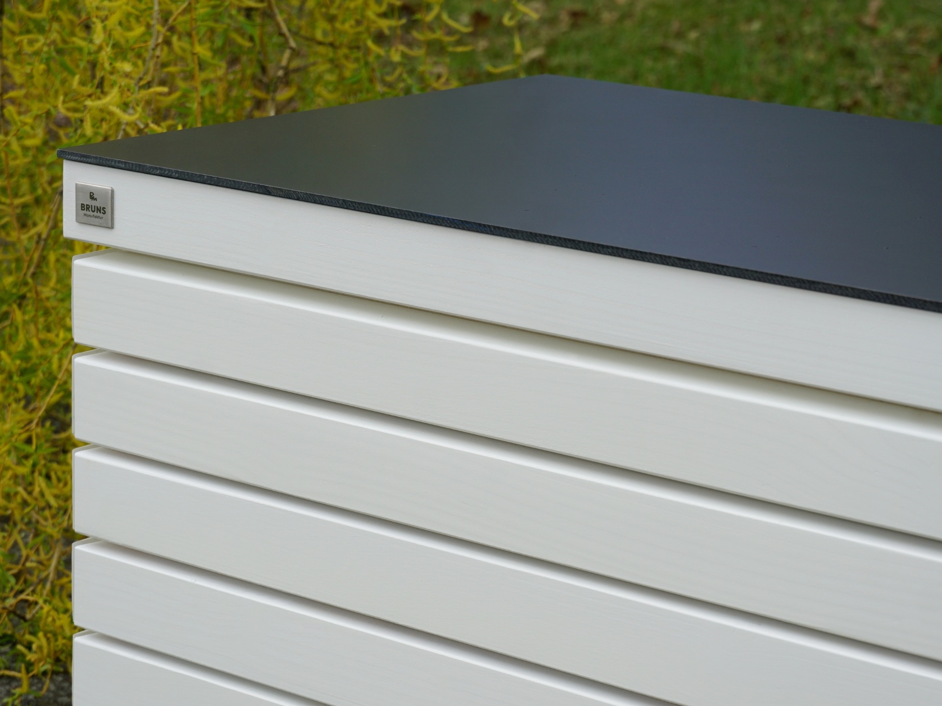 Gartenbox Rhombus 100 in Weiß – wetterfeste HPL-Outdoorplatte und Rhombusdesign – Detail