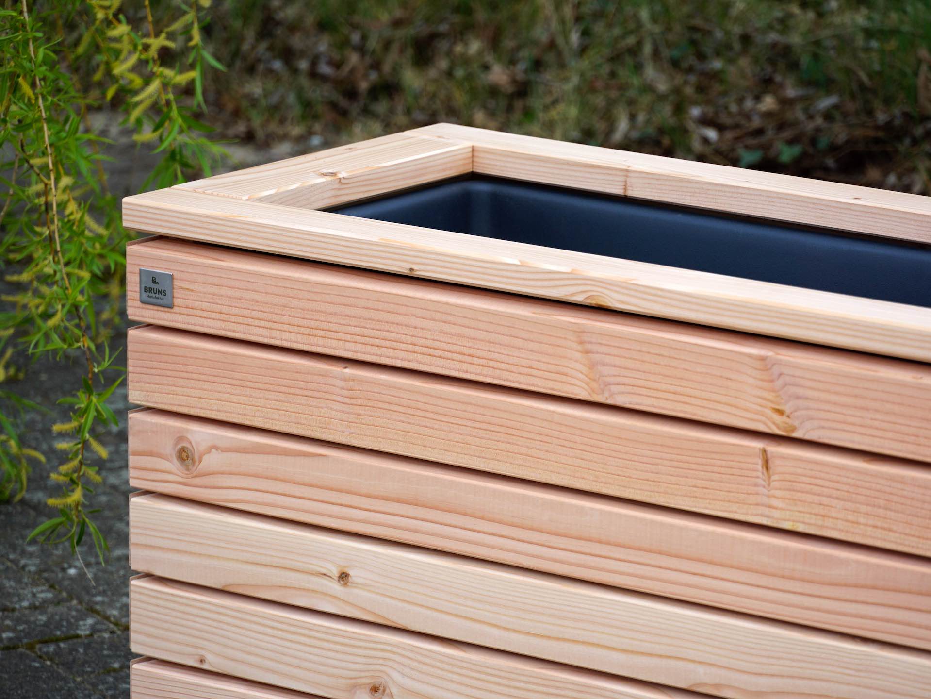 Detailaufnahme Pflanzkasten Rhombus 2M in Natur – Fokus auf die Rhombusprofile und die präzise Rahmenverarbeitung