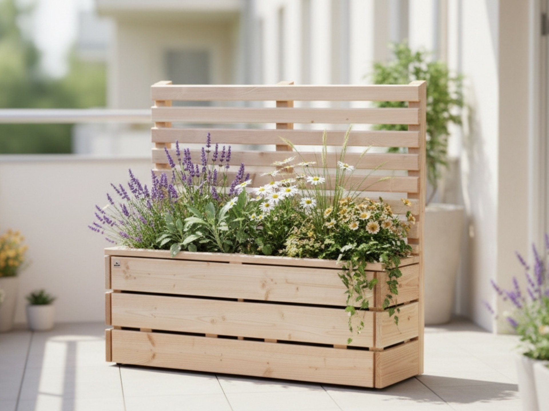 Gesamtansicht des Pflanzkastens mit Sichtschutz A30 in Douglasie Natur – bepflanzt, auf einem Balkon, von links fotografiert