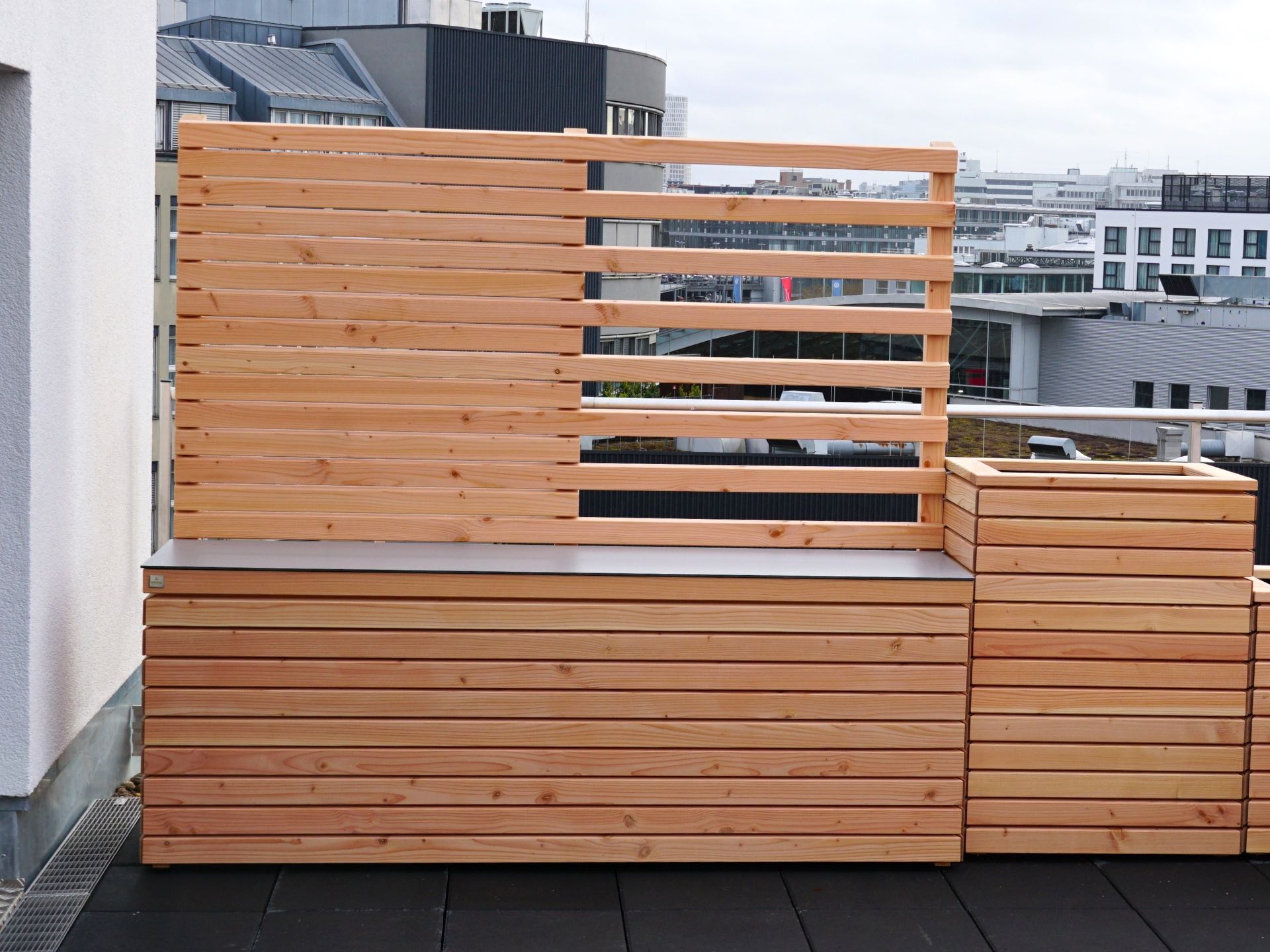 Gartenbox Rhombus 180 in Natur – kombiniert mit Sichtschutz halb geschlossen (A10) und halb Rankgitter (A90) – elegante Kombination aus Schutz & Leichtigkeit