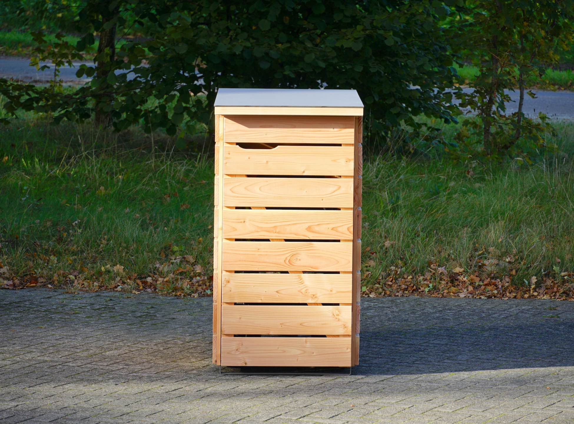 1er Kinderwagenbox mit geschlossener Tür, frontal aufgenommen