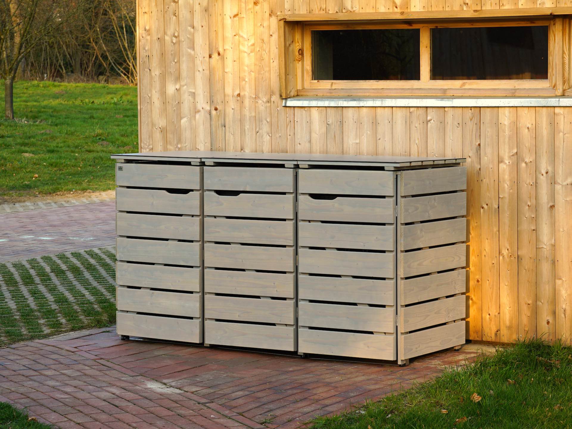 3er Mülltonnenbox in Grau Geölt mit Outdoor-Deckel, geschlossen