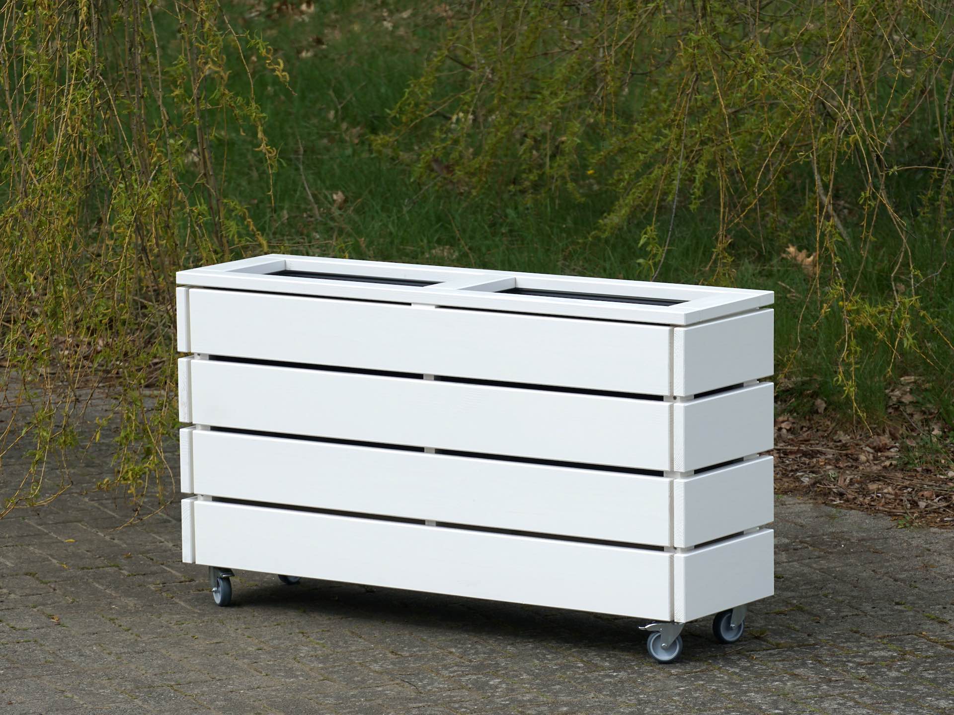 Pflanzkasten Classic in Weiß auf Rollen, von vorn rechts
