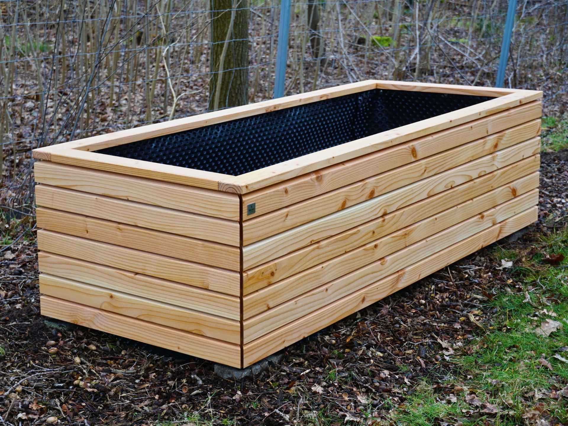 Hochbeet Rhombus in Natur Geölt mit geöffneter Innenansicht – sichtbar: passgenaue, wurzelfeste Noppenfolie als Auskleidung