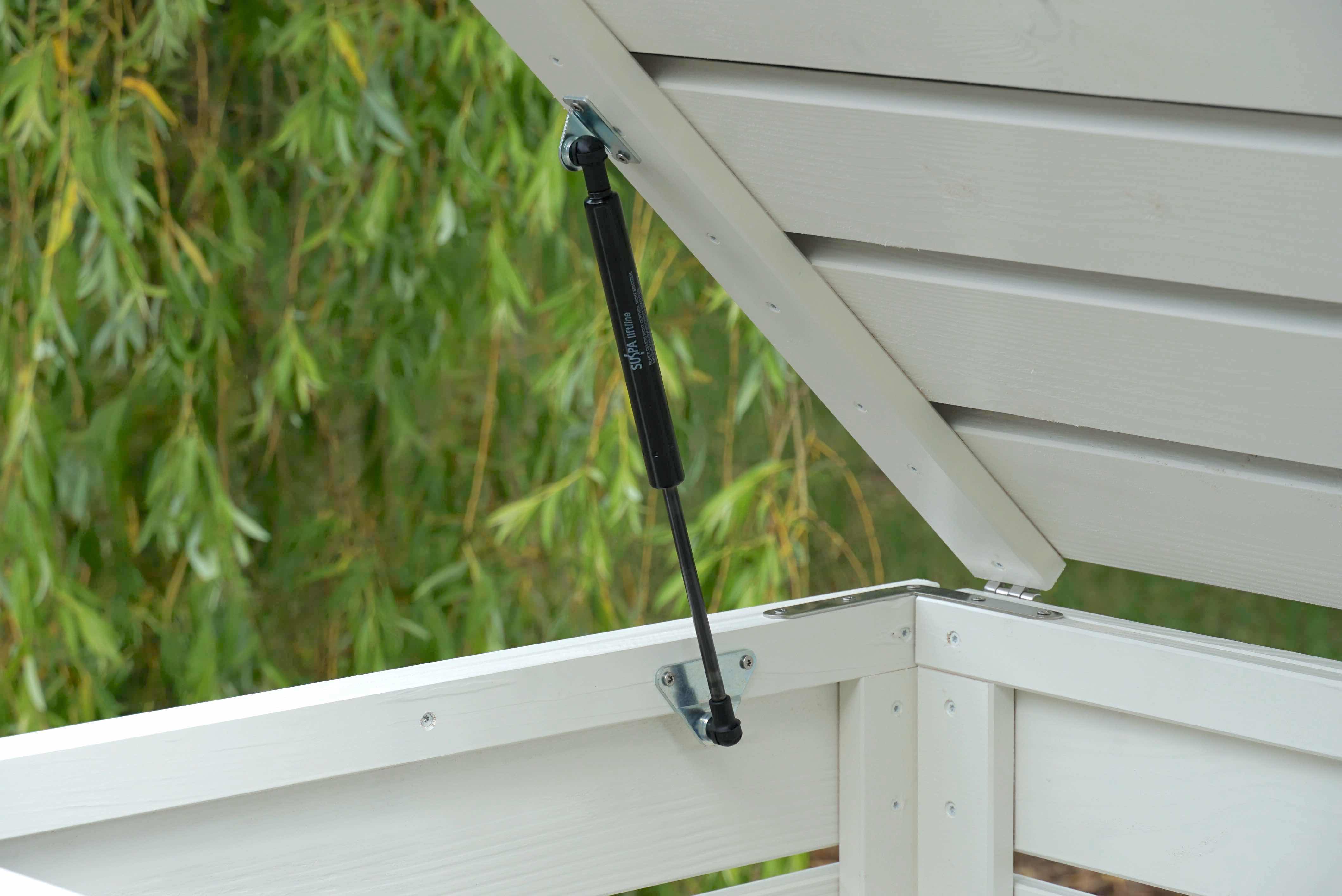 Detailansicht des geöffneten Deckels mit sichtbarer Gasdruckfeder