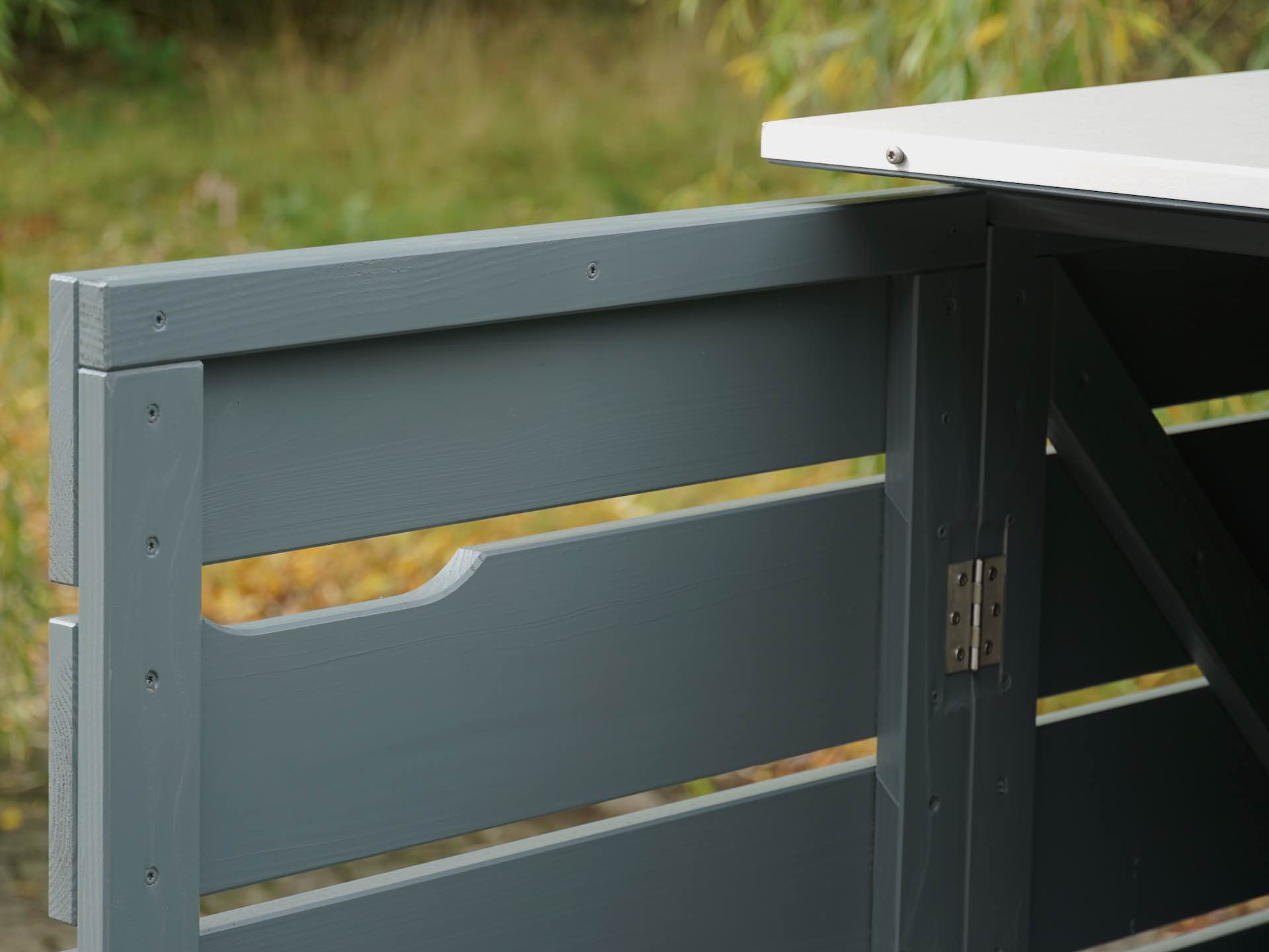 Kinderwagenbox Classic in Basaltgrau – Ausschnitt oben links: geöffnete linke Tür, Dachverkleidung aus Edelstahl, präzise verarbeitet.	
