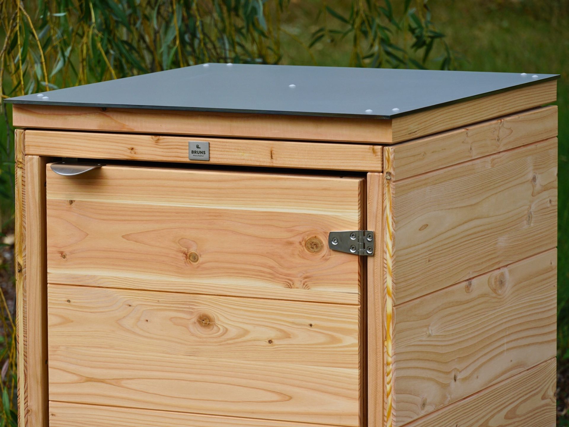 1er Mülltonnenbox Cubus 120 L in Natur – wetterfester Deckel mit HPL-Outdoorplatte in Mittelgrau – Detail