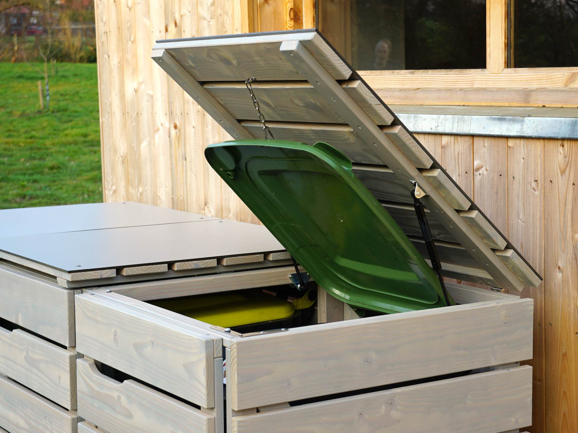 Blick auf geöffnete Oberseite mit sichtbaren Gasdruckfedern