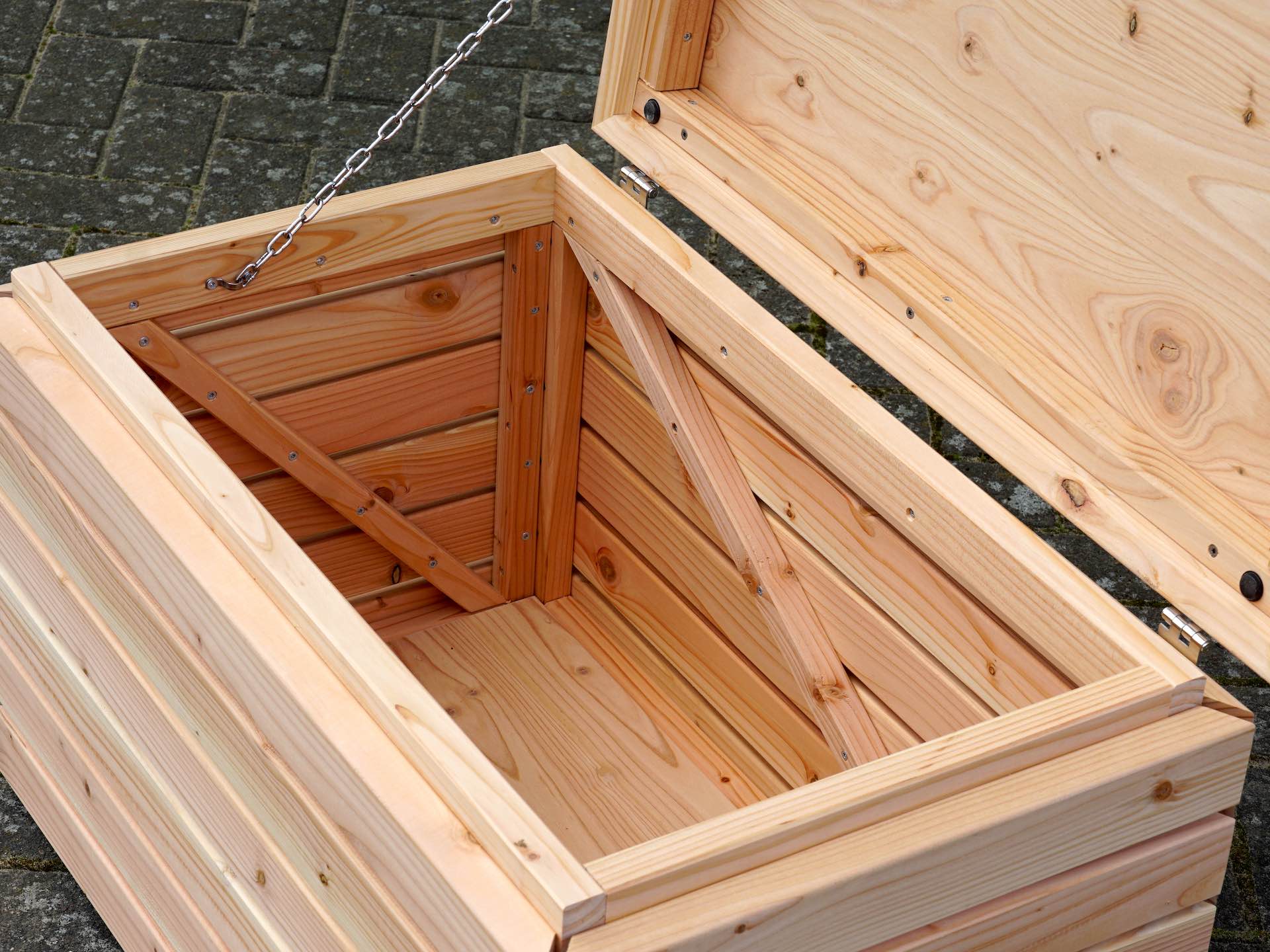 Blick in die Gartenbox – stabiler Holzboden sorgt für eine robuste Basis	
