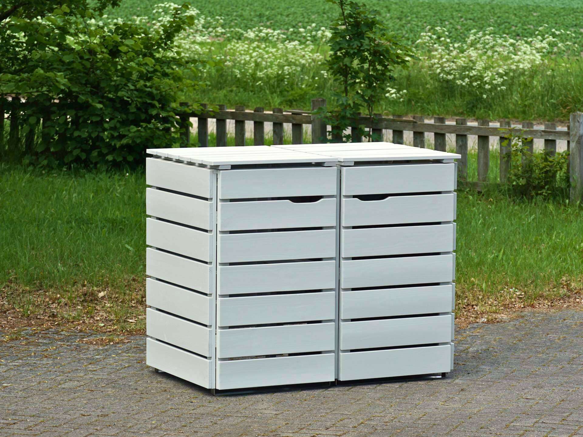 2er Mülltonnenbox in Hellgrau, von vorn links, geschlossen