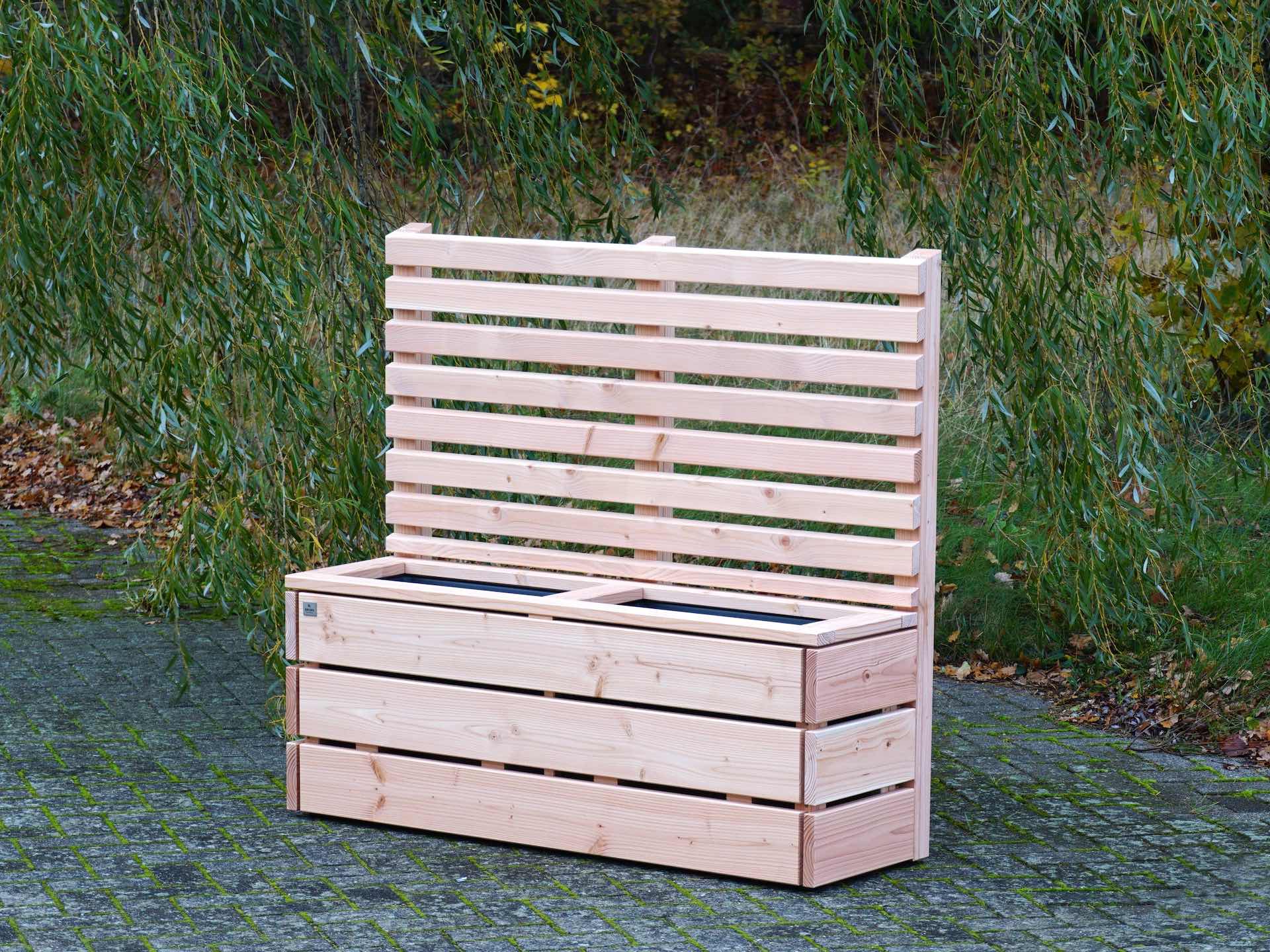 Gesamtansicht des Pflanzkastens Classic 2S mit Sichtschutz A30 in Douglasie Natur – von rechts fotografiert, unbepflanzt