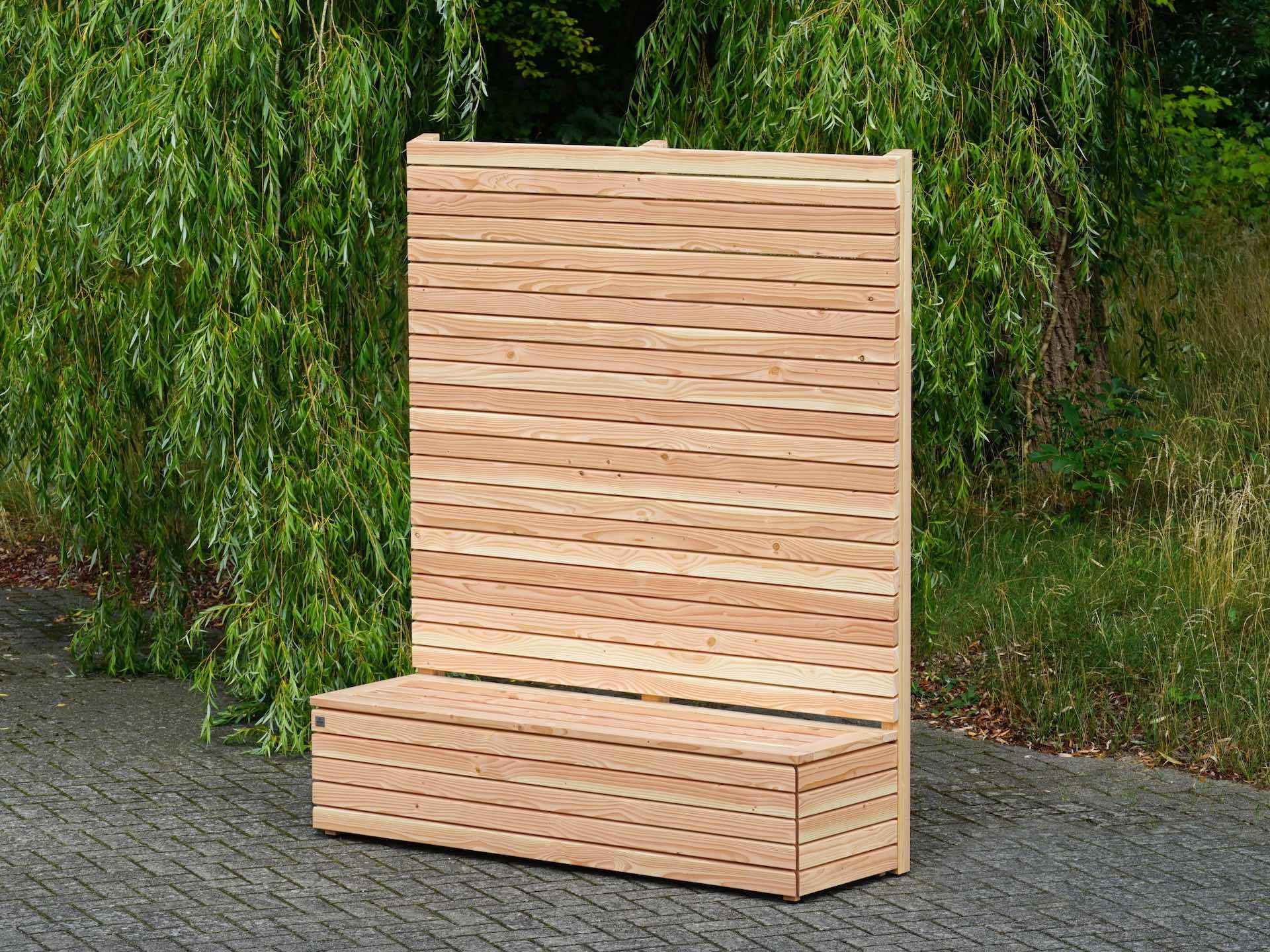 Gesamtansicht der Sitzbank Classic 170 mit hohem Sichtschutz A10 in Natur – ideal zur Kaschierung alter Wände oder als dekorativer Sichtschutz