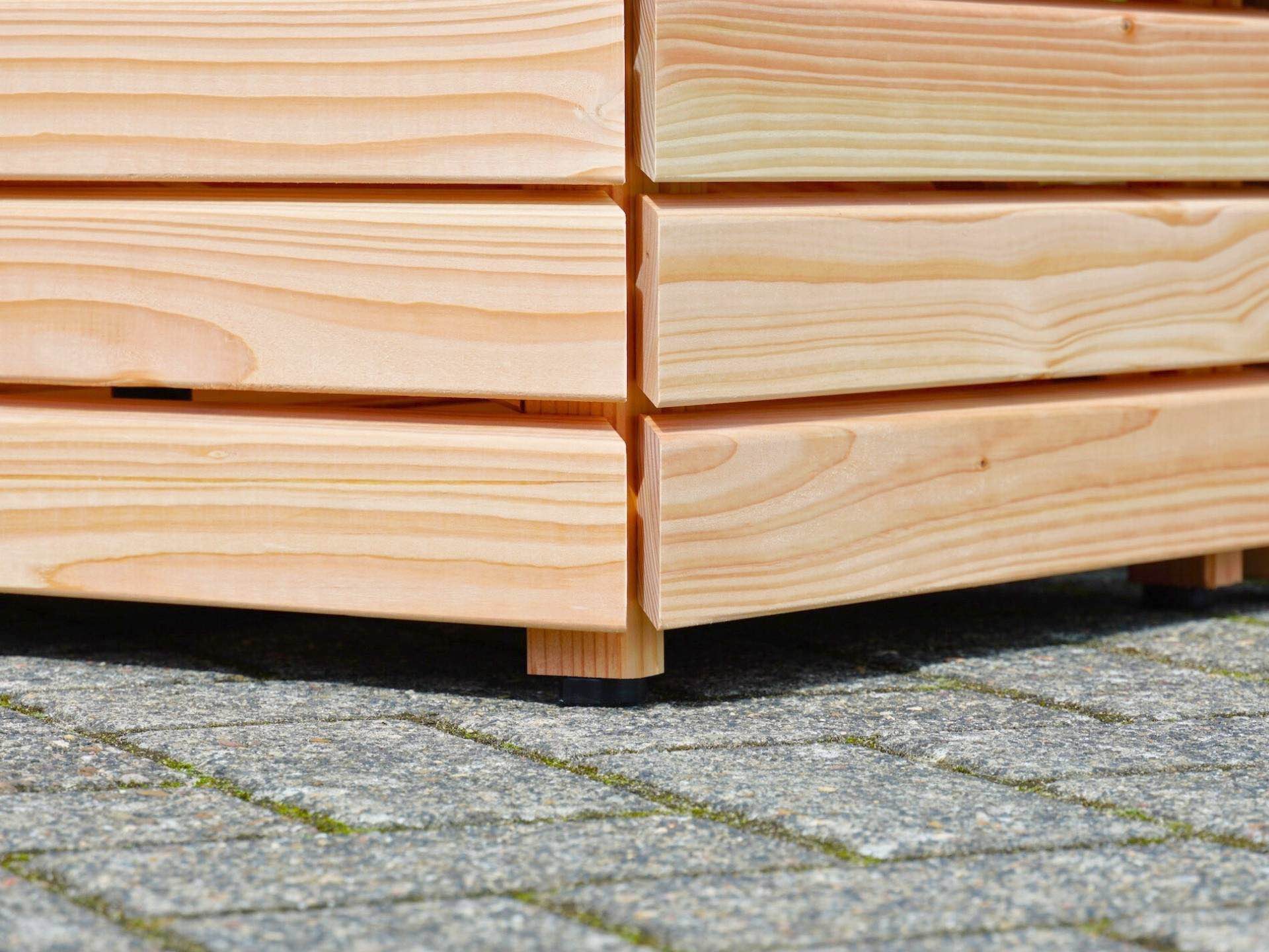 Detailansicht der Sitzbank Classic 170 mit Sichtschutz A10 in Natur – stabiler Kunststoff-Fuß als konstruktiver Holzschutz, Gehrungsschnitt an der Ecke sichtbar