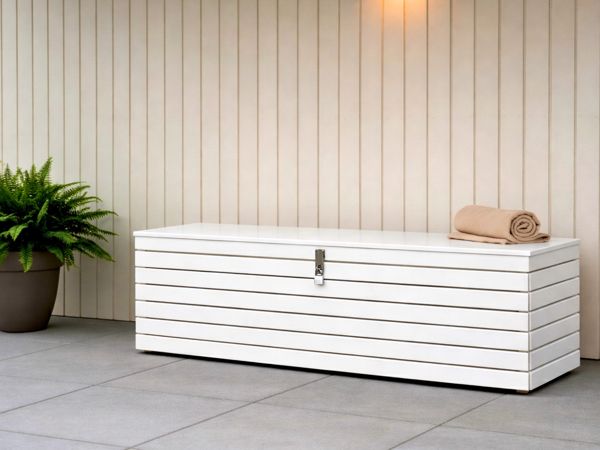 Truhe Rhombus 195 in Weiß als Sitztruhe und Stauraum für Wohnräume sowie überdachte Balkone und Terrassen.