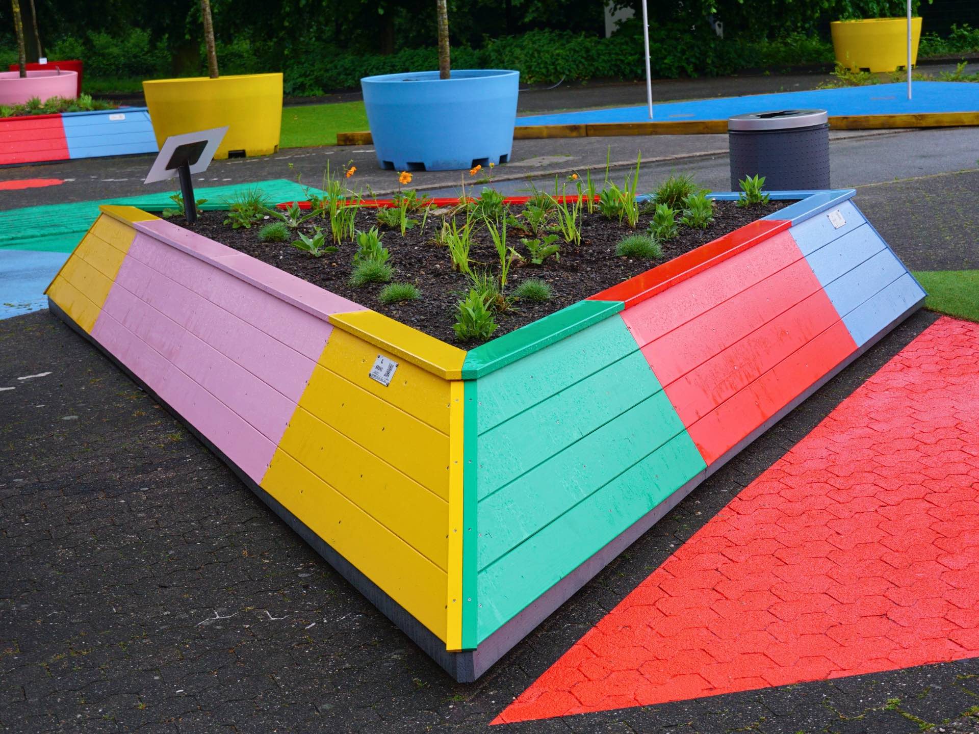 Dreieckiges Hochbeet in bunten Farben der Landesgartenschau Neuss 2026 auf dem Gelände in Neuss.