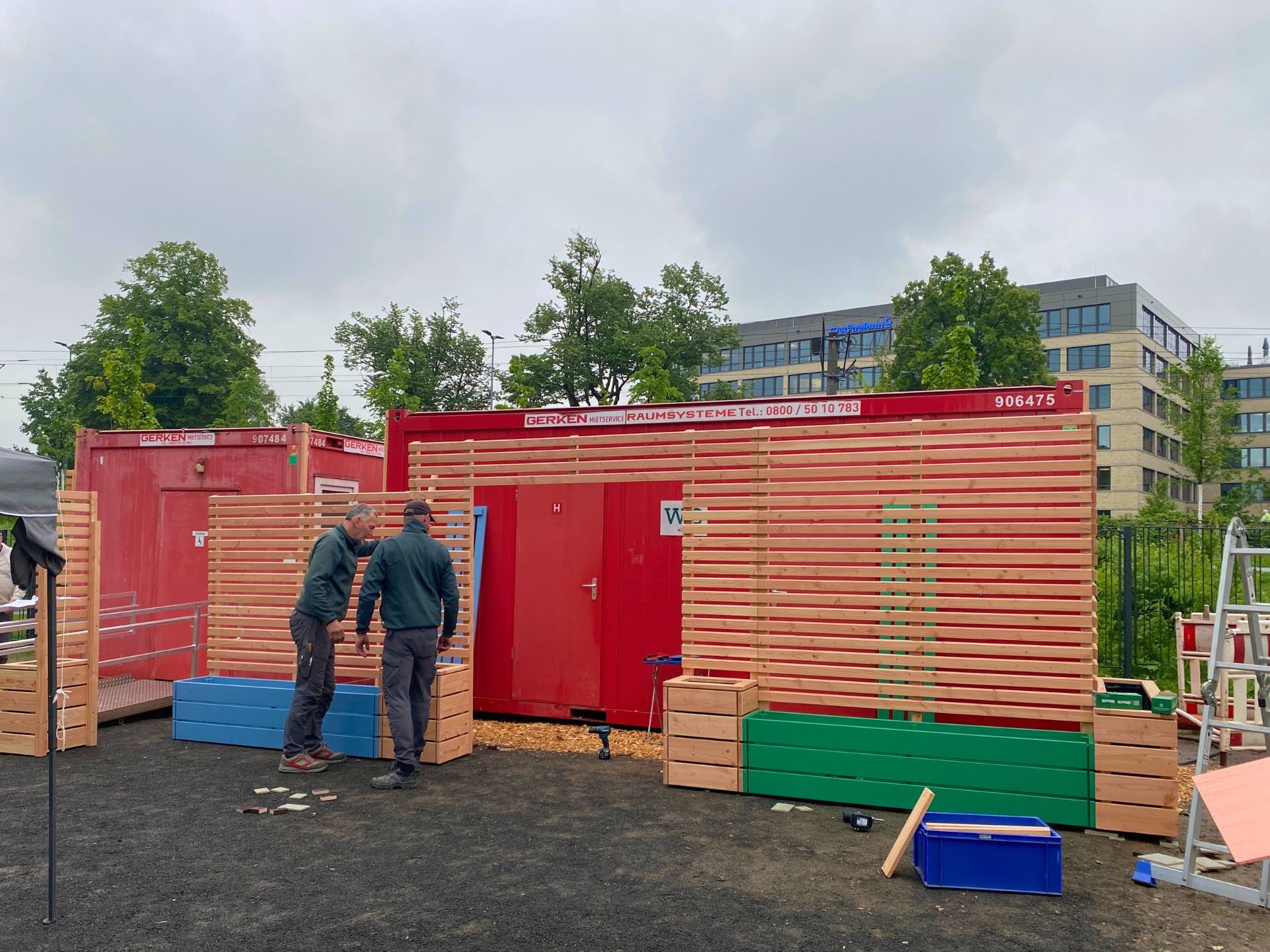Modulare Sichtschutz-Anlage zur Verkleidung von WC-Containern – Montage der Holzmodule – Detail