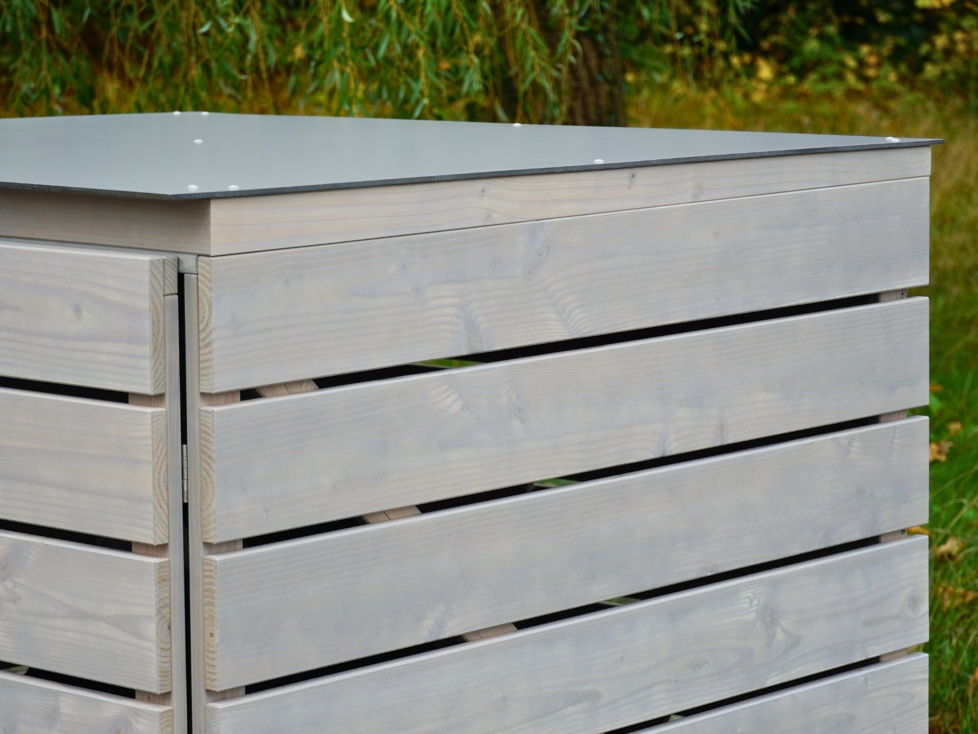 Detailansicht von links – Kinderwagenbox mit HPL-Dach in Mittelgrau und sichtbarem Gefälle zur Rückseite