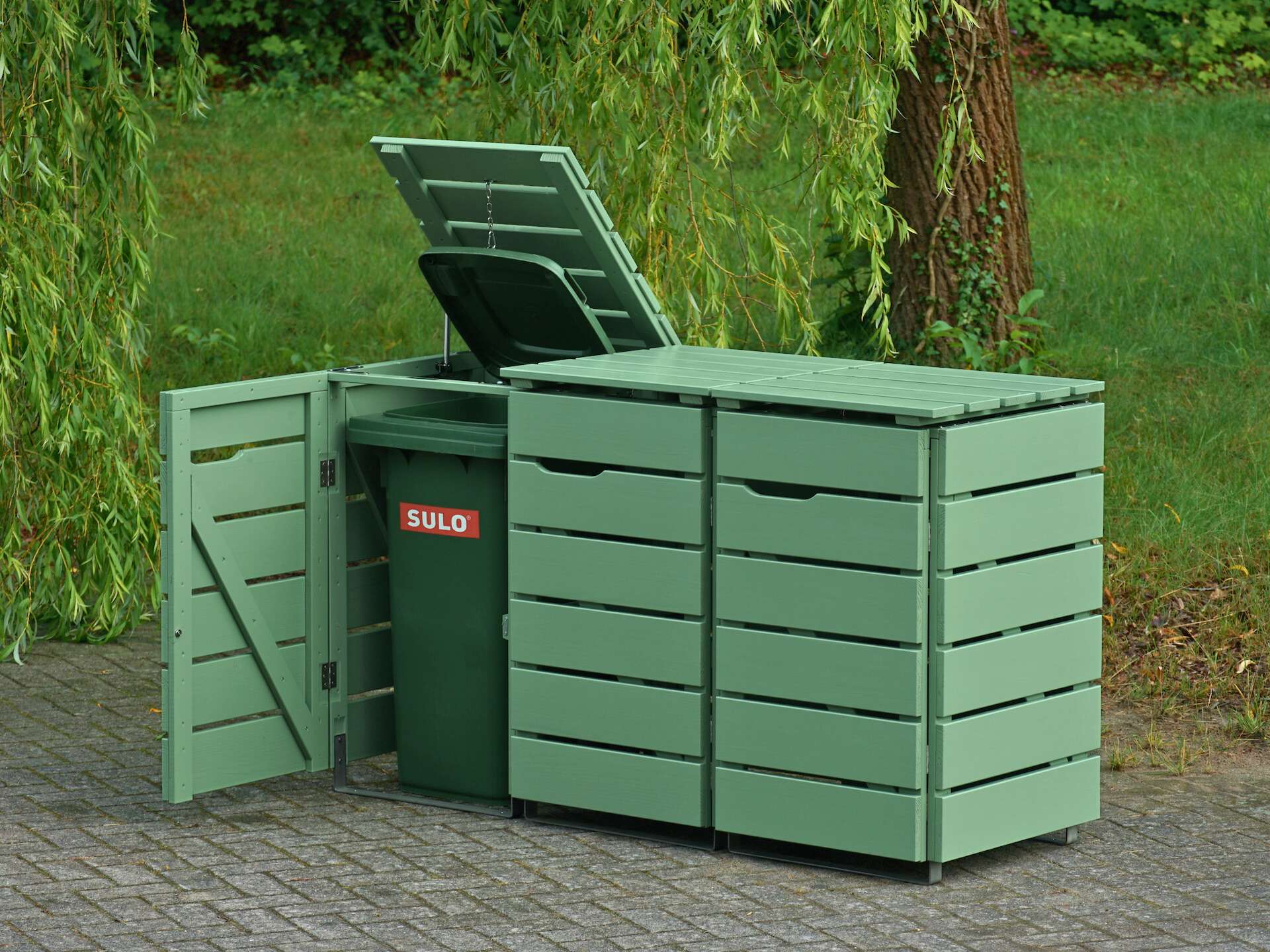 3er Mülltonnenbox in Blassgrün, von vorn rechts, linker Deckel und Tür geöffnet